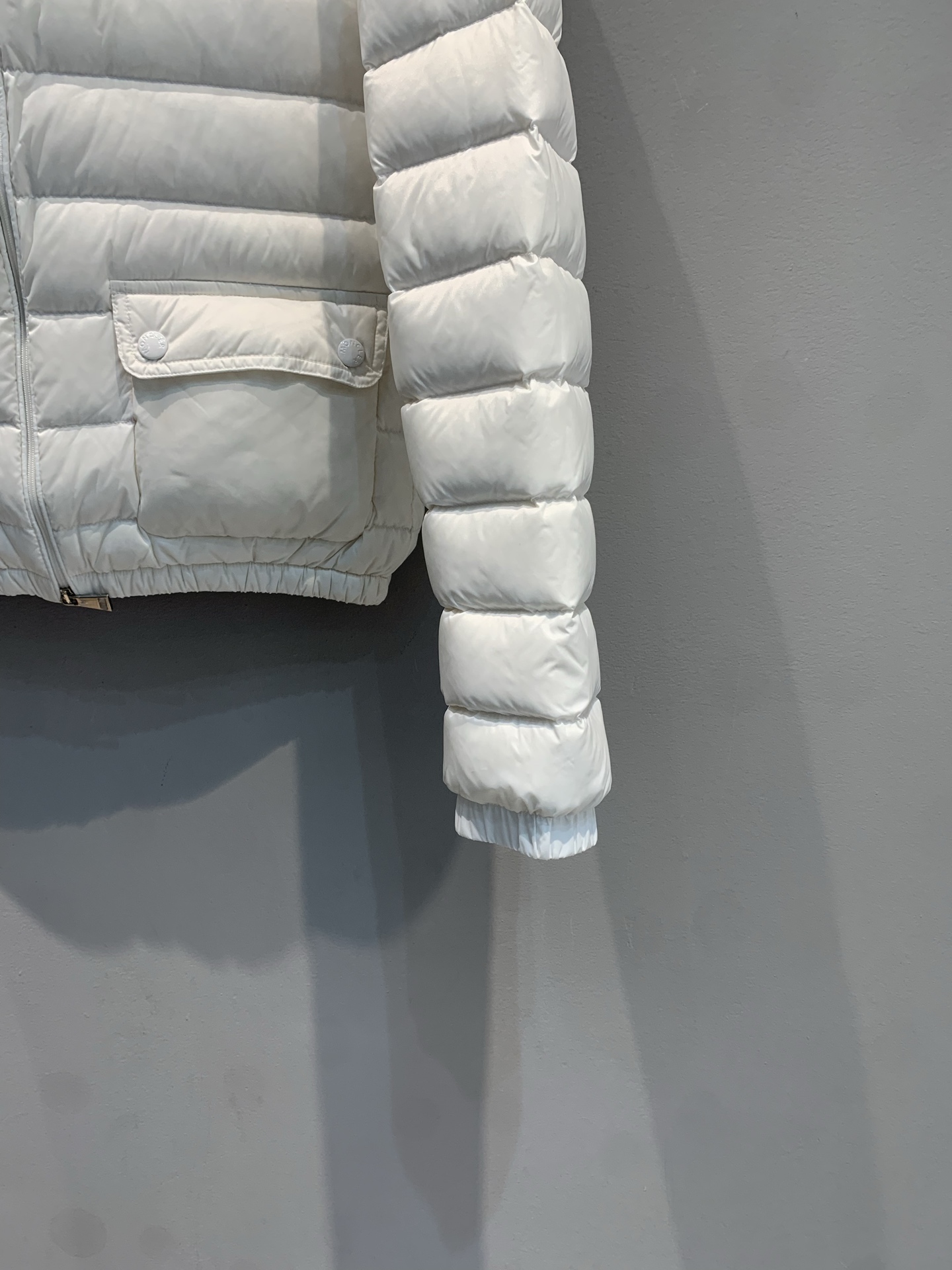 新款🔥出货啦📢 大货实拍 Moncle* Lans秋冬新款白色羽绒服，轻薄短款设计，鹅绒填充，外层高品质