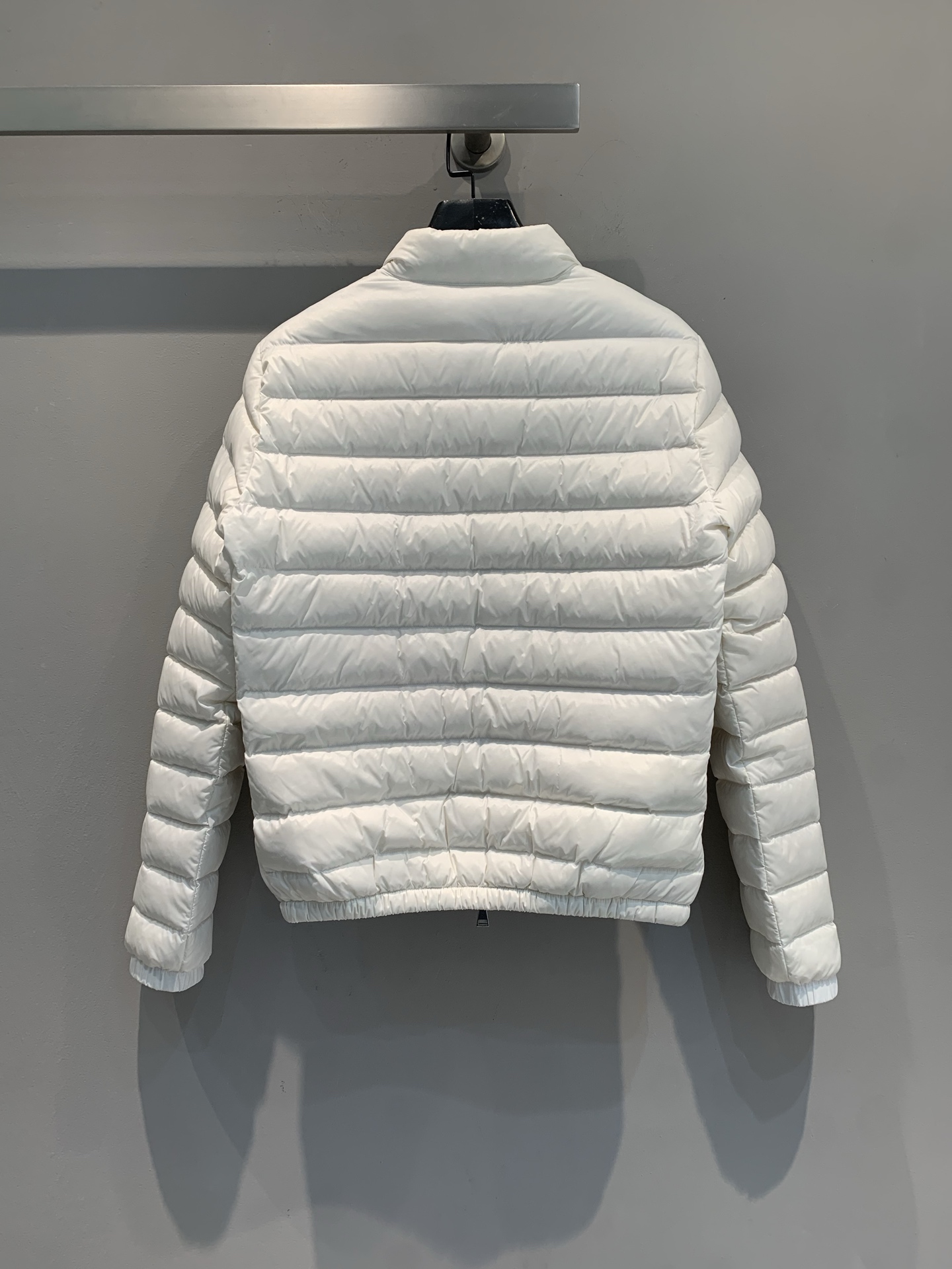 新款🔥出货啦📢 大货实拍 Moncle* Lans秋冬新款白色羽绒服，轻薄短款设计，鹅绒填充，外层高品质