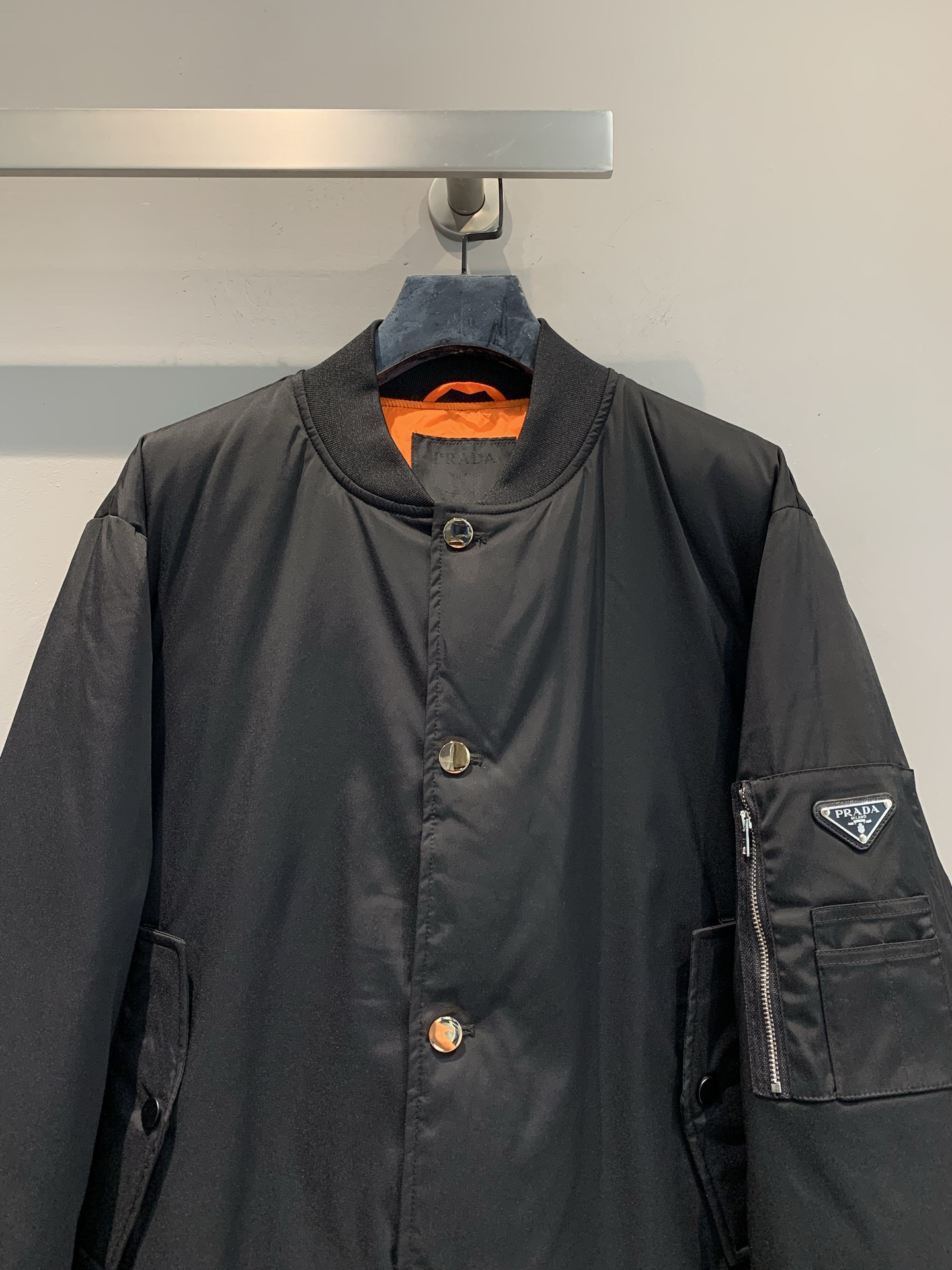 新款🔥出货啦📢 Prad*2025秋冬新款复古时髦拉链口袋男款飞行员羽绒夹克，简约低调设计，高品质面料+