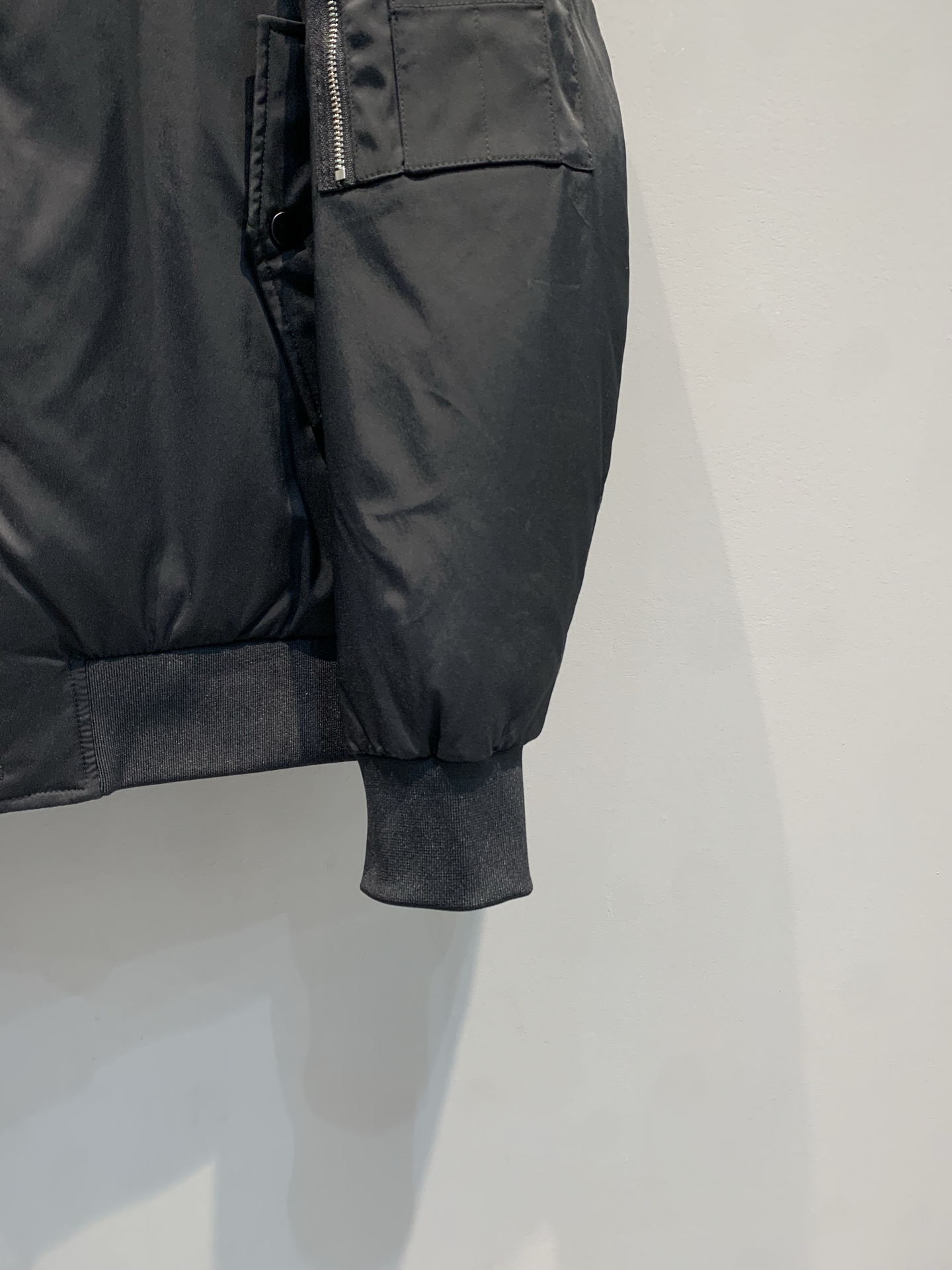 新款🔥出货啦📢 Prad*2025秋冬新款复古时髦拉链口袋男款飞行员羽绒夹克，简约低调设计，高品质面料+