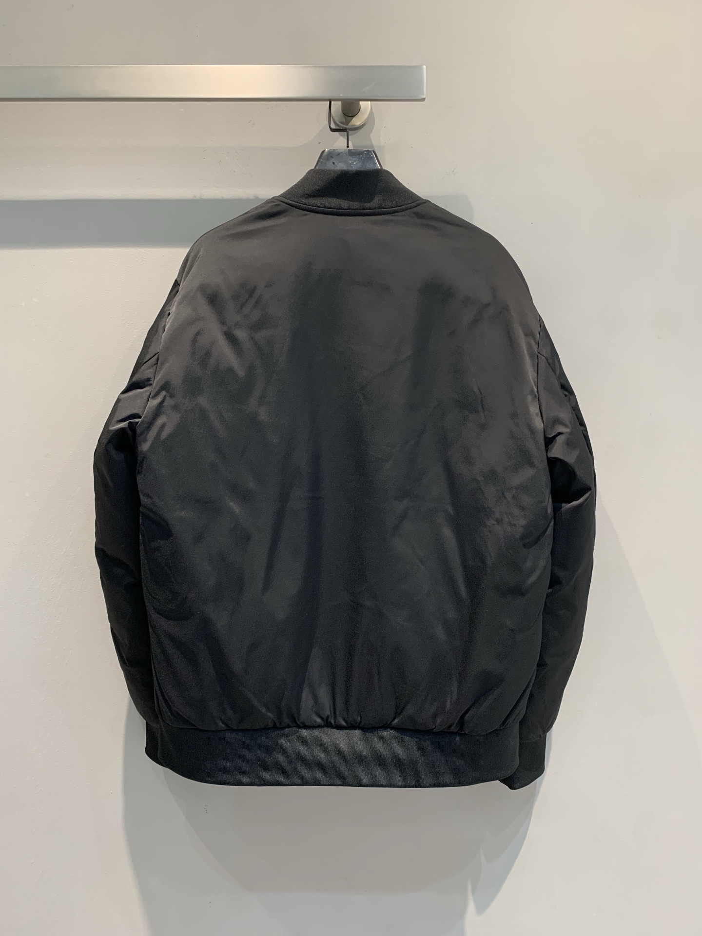 新款🔥出货啦📢 Prad*2025秋冬新款复古时髦拉链口袋男款飞行员羽绒夹克，简约低调设计，高品质面料+