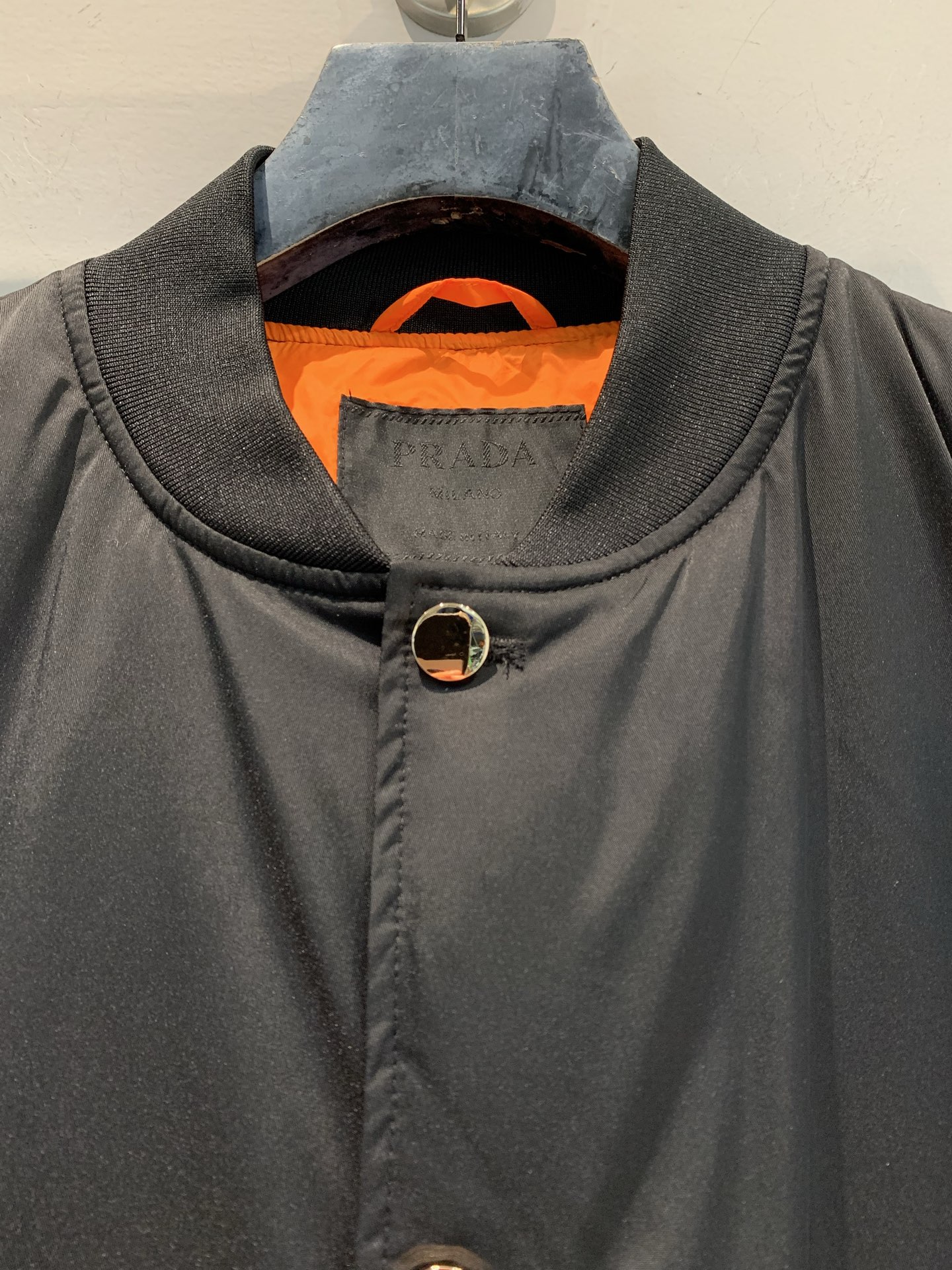 新款🔥出货啦📢 Prad*2025秋冬新款复古时髦拉链口袋男款飞行员羽绒夹克，简约低调设计，高品质面料+