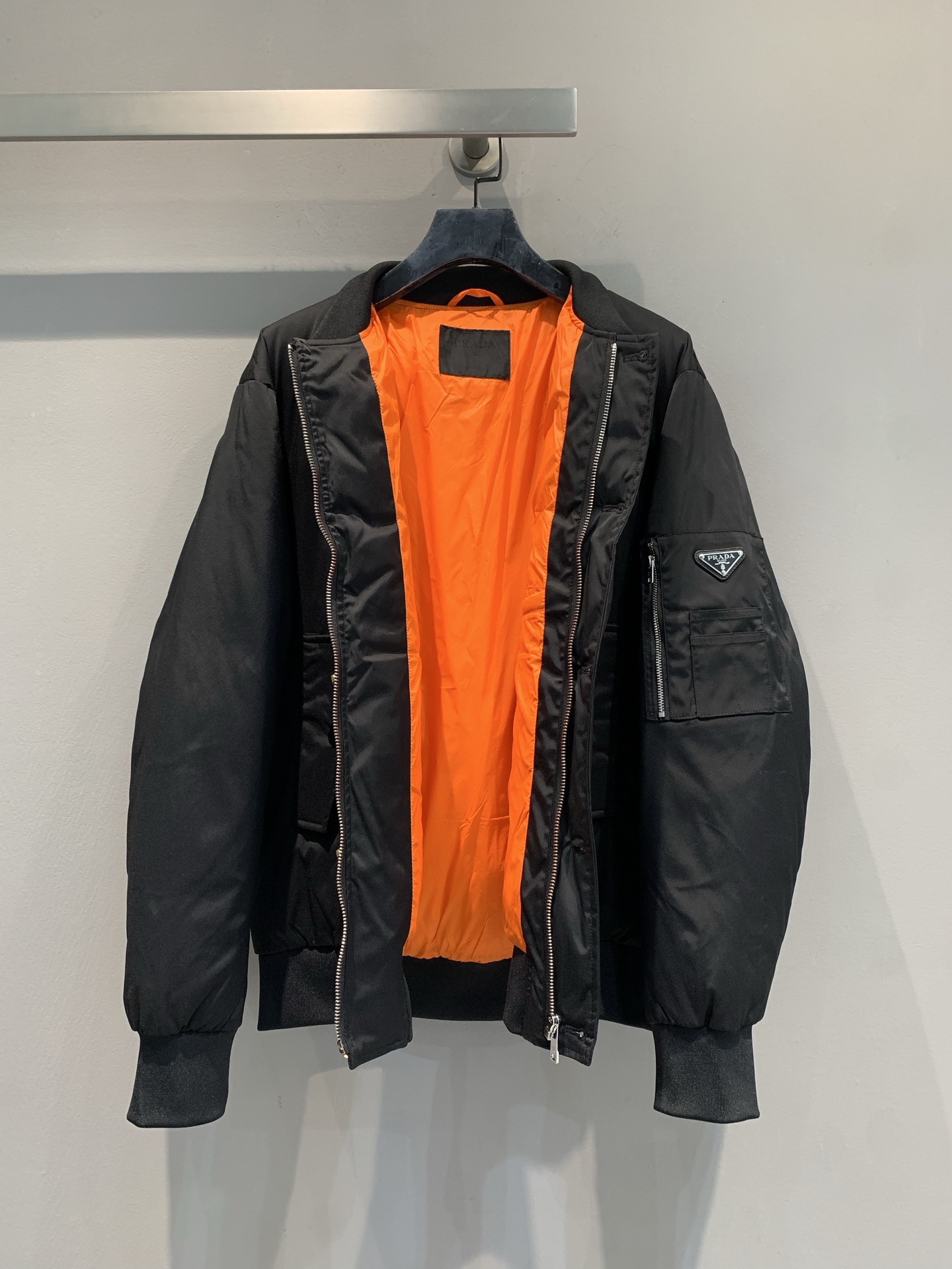 新款🔥出货啦📢 Prad*2025秋冬新款复古时髦拉链口袋男款飞行员羽绒夹克，简约低调设计，高品质面料+