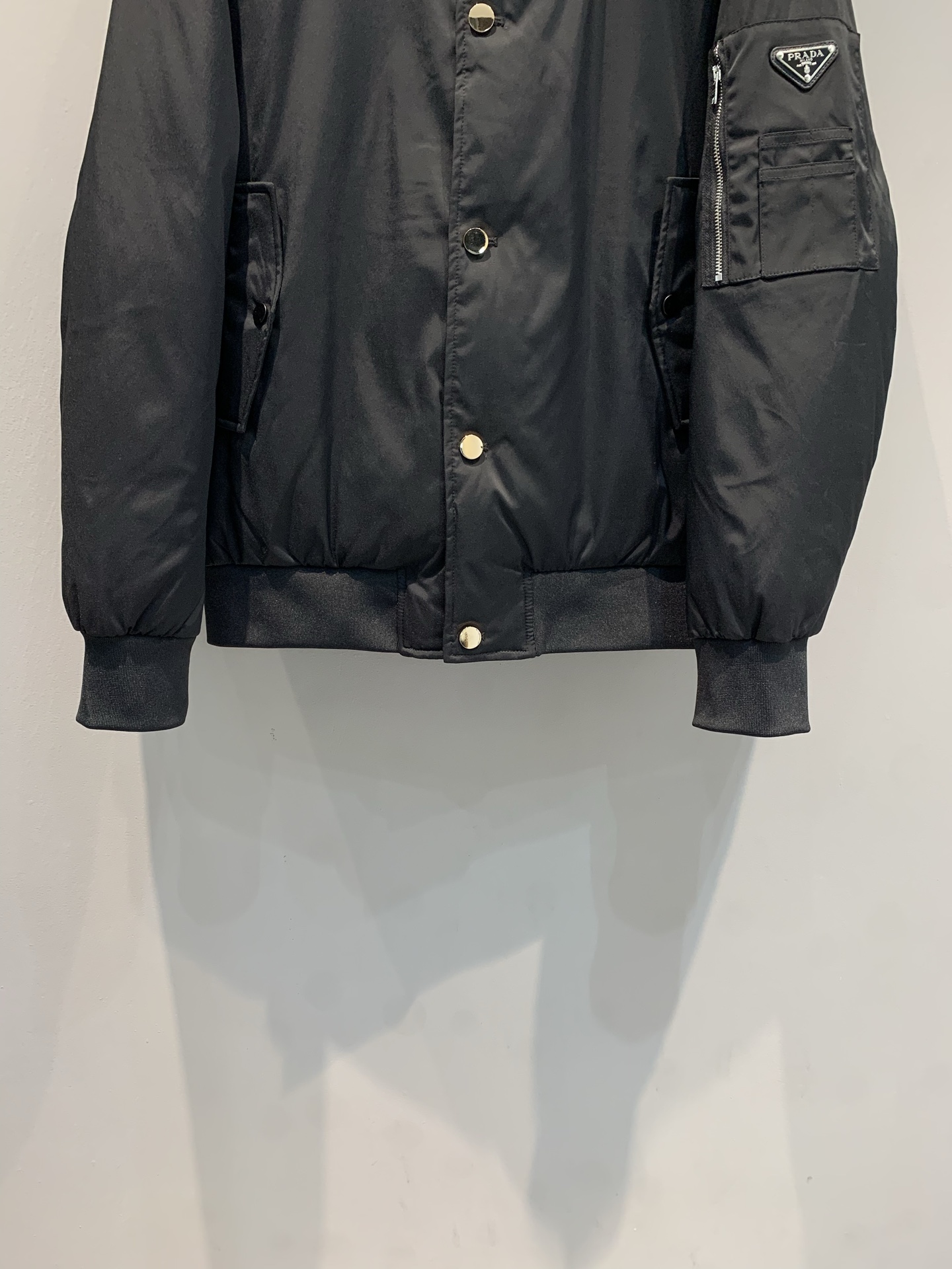 新款🔥出货啦📢 Prad*2025秋冬新款复古时髦拉链口袋男款飞行员羽绒夹克，简约低调设计，高品质面料+