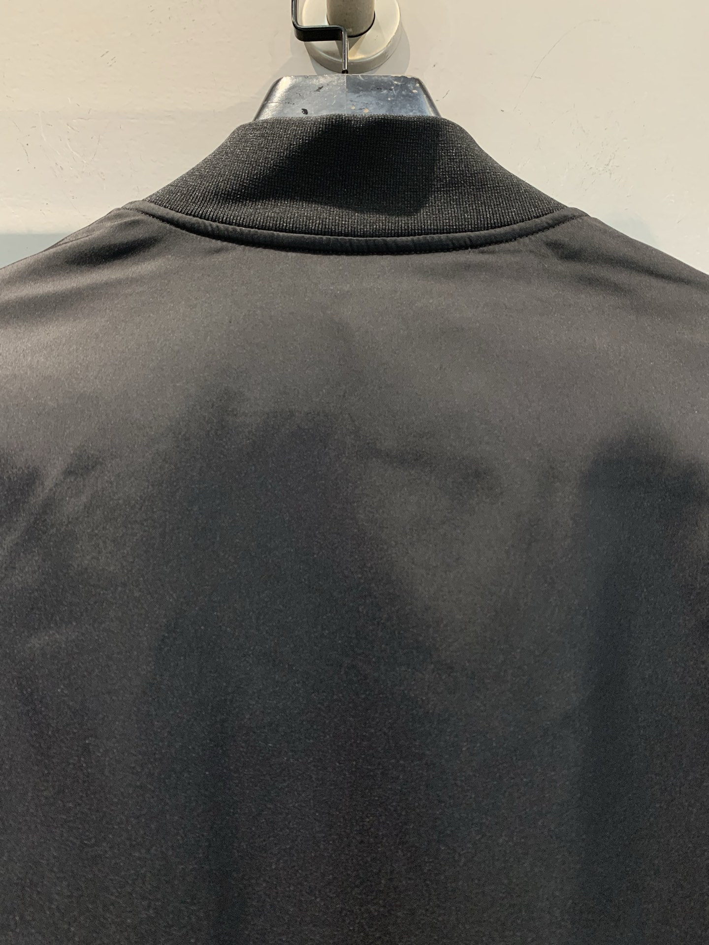 新款🔥出货啦📢 Prad*2025秋冬新款复古时髦拉链口袋男款飞行员羽绒夹克，简约低调设计，高品质面料+