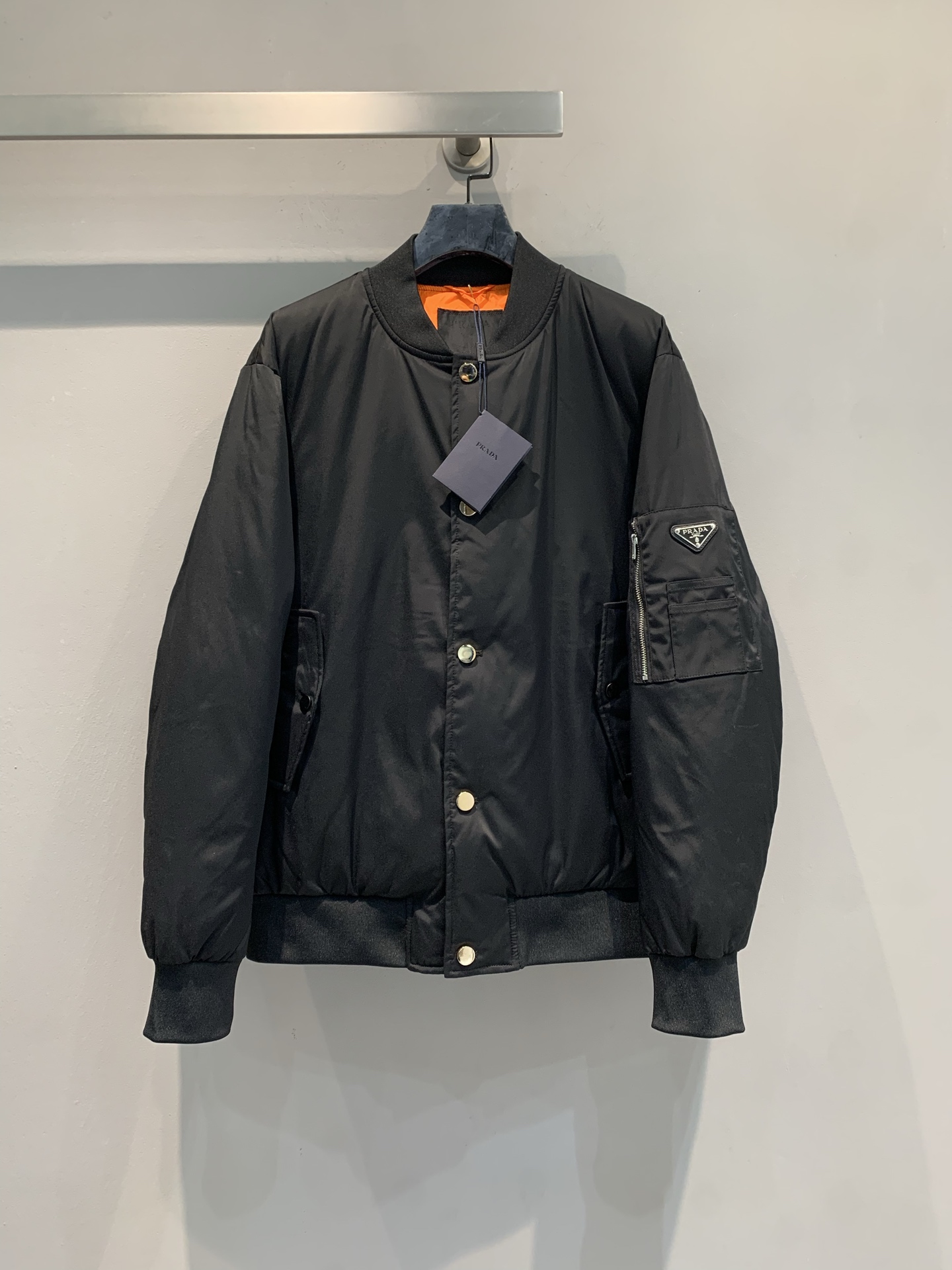 新款🔥出货啦📢 Prad*2025秋冬新款复古时髦拉链口袋男款飞行员羽绒夹克，简约低调设计，高品质面料+