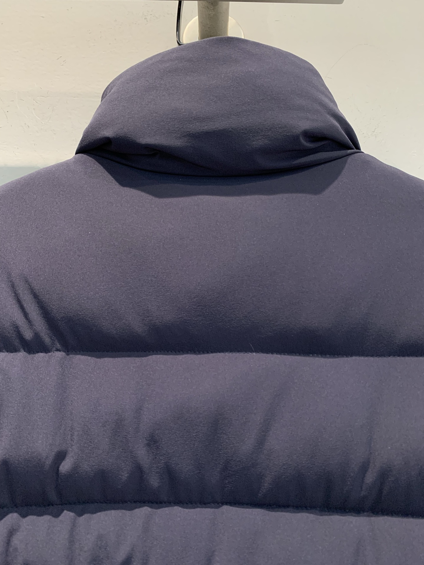 新款🔥出货啦📢 Prad*2025秋冬新款三角标立领男款羽绒服，光泽面料，质感满分又轻便! 立领+拉链设