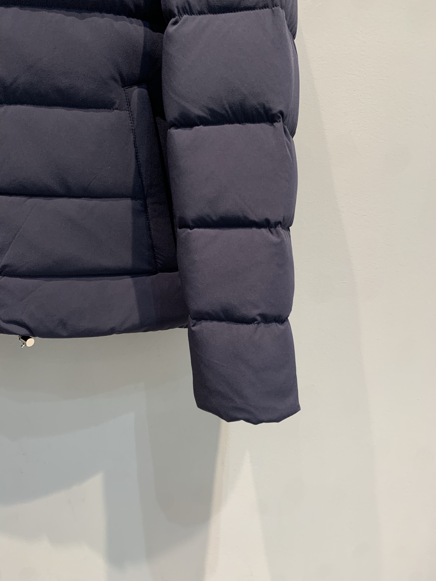 新款🔥出货啦📢 Prad*2025秋冬新款三角标立领男款羽绒服，光泽面料，质感满分又轻便! 立领+拉链设