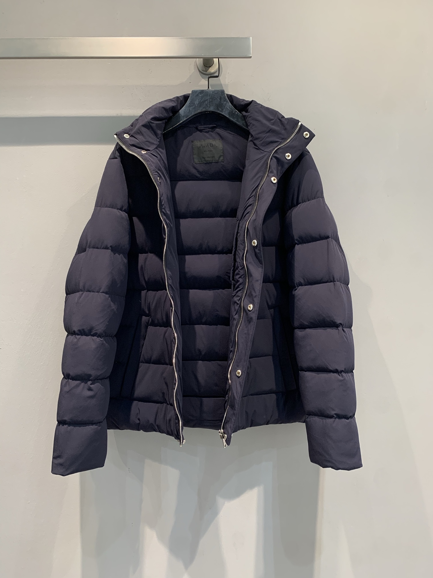 新款🔥出货啦📢 Prad*2025秋冬新款三角标立领男款羽绒服，光泽面料，质感满分又轻便! 立领+拉链设