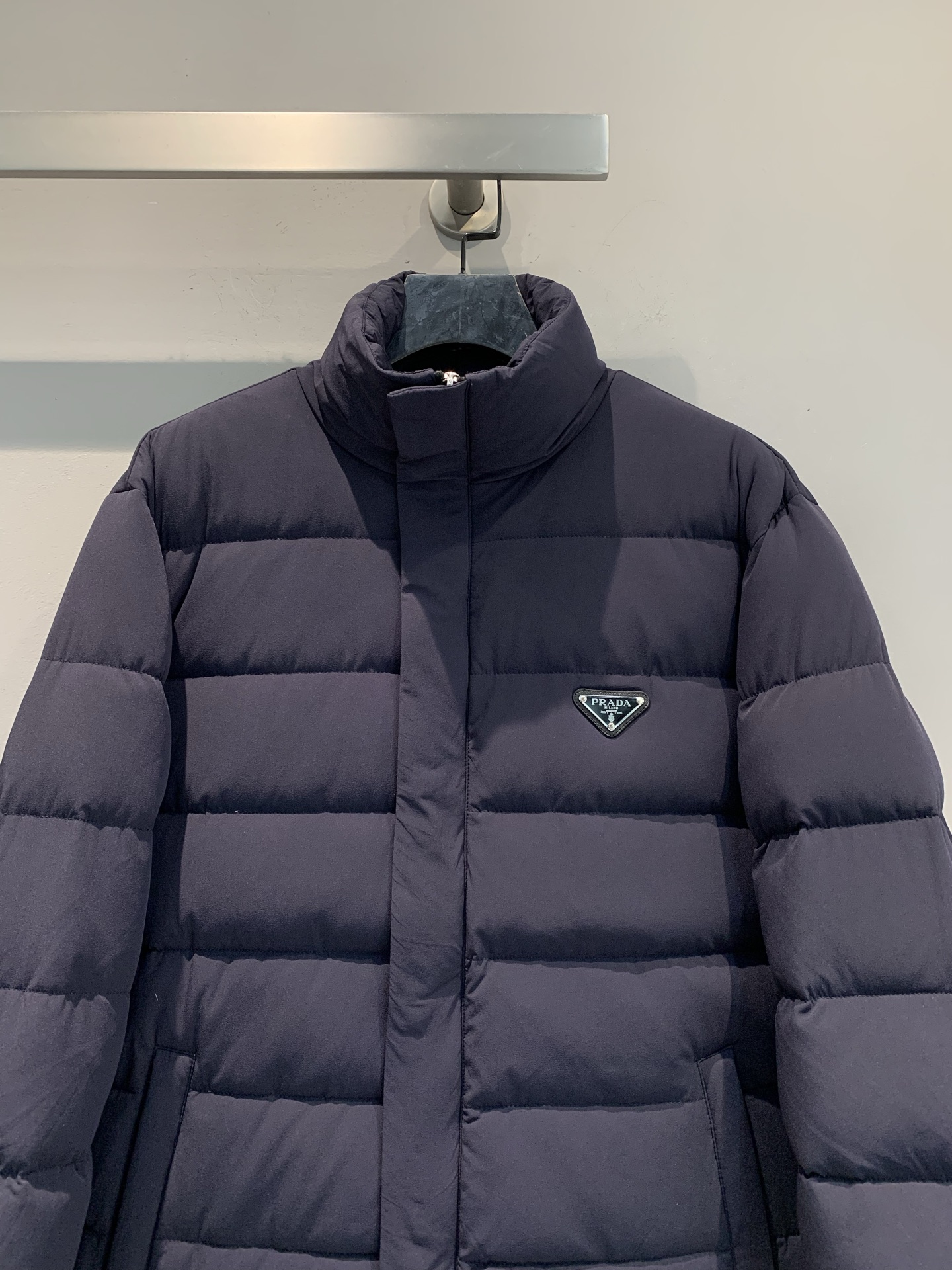 新款🔥出货啦📢 Prad*2025秋冬新款三角标立领男款羽绒服，光泽面料，质感满分又轻便! 立领+拉链设