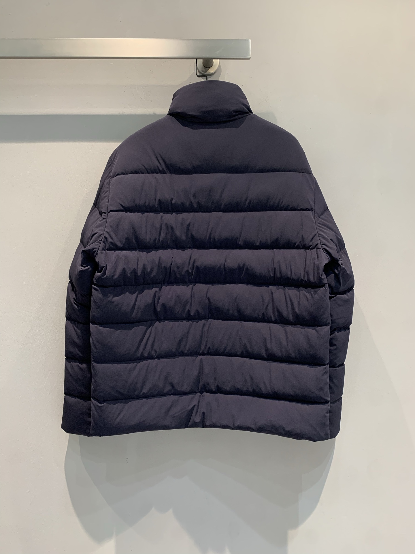 新款🔥出货啦📢 Prad*2025秋冬新款三角标立领男款羽绒服，光泽面料，质感满分又轻便! 立领+拉链设