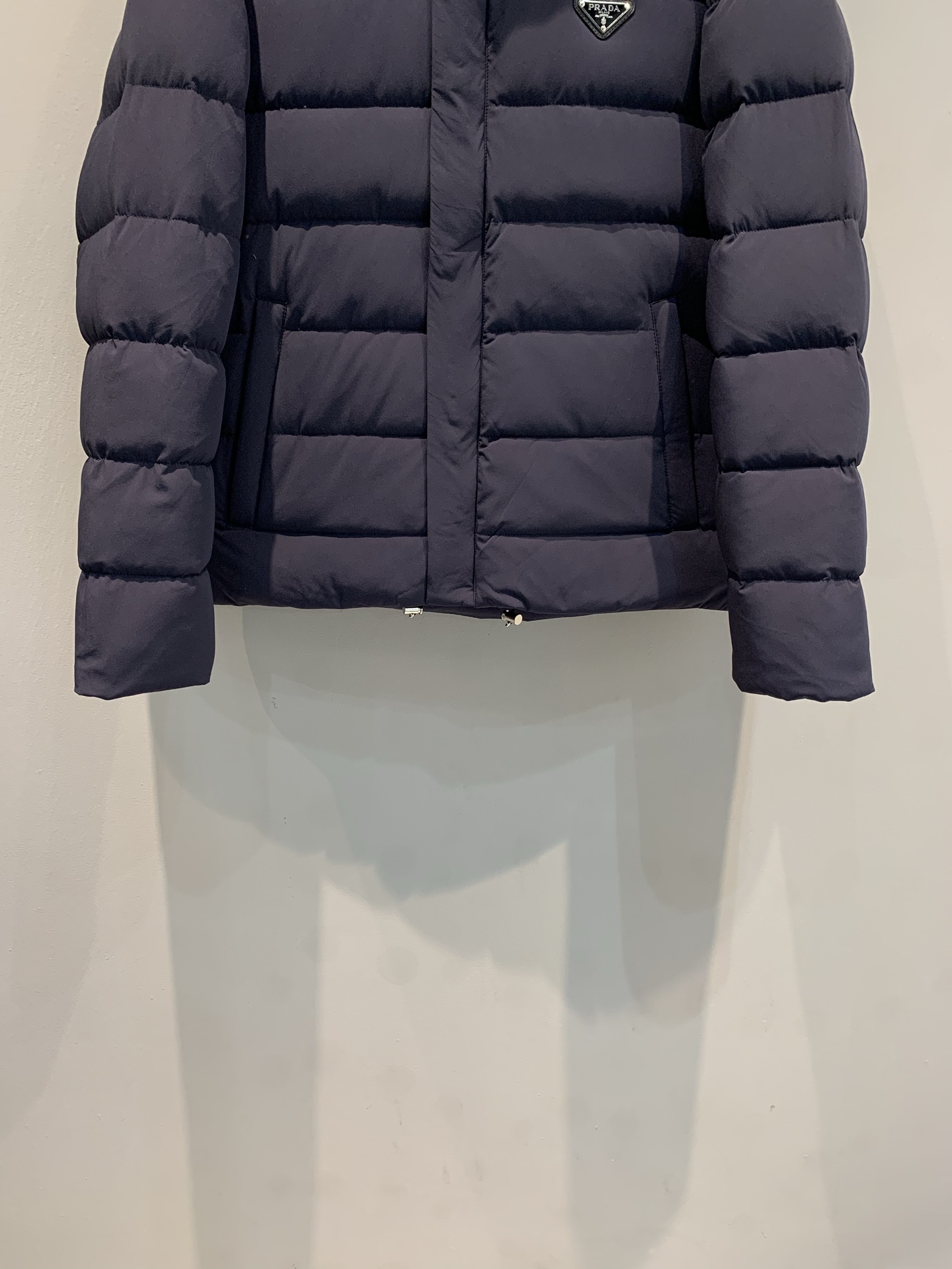 新款🔥出货啦📢 Prad*2025秋冬新款三角标立领男款羽绒服，光泽面料，质感满分又轻便! 立领+拉链设