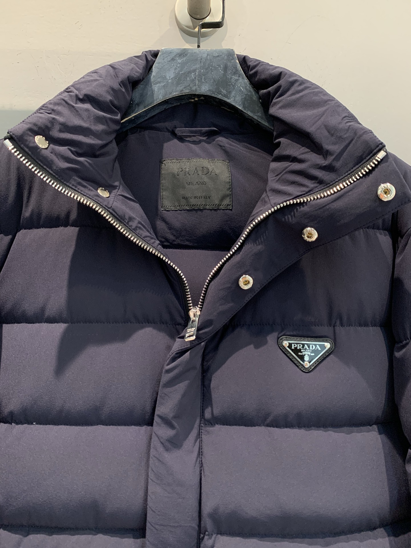 新款🔥出货啦📢 Prad*2025秋冬新款三角标立领男款羽绒服，光泽面料，质感满分又轻便! 立领+拉链设