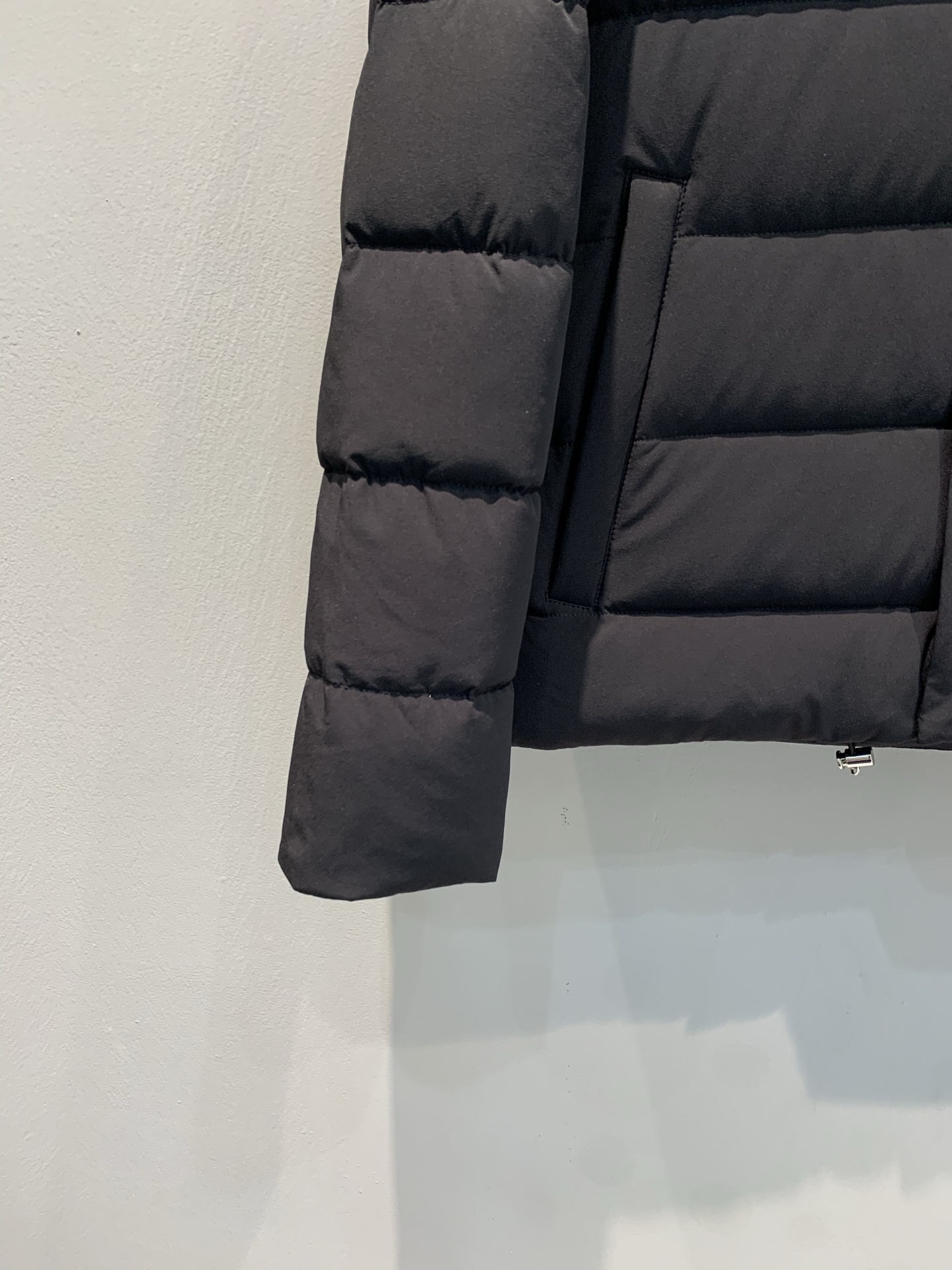 新款🔥出货啦📢 Prad*2025秋冬新款三角标立领男款羽绒服，光泽面料，质感满分又轻便! 立领+拉链设