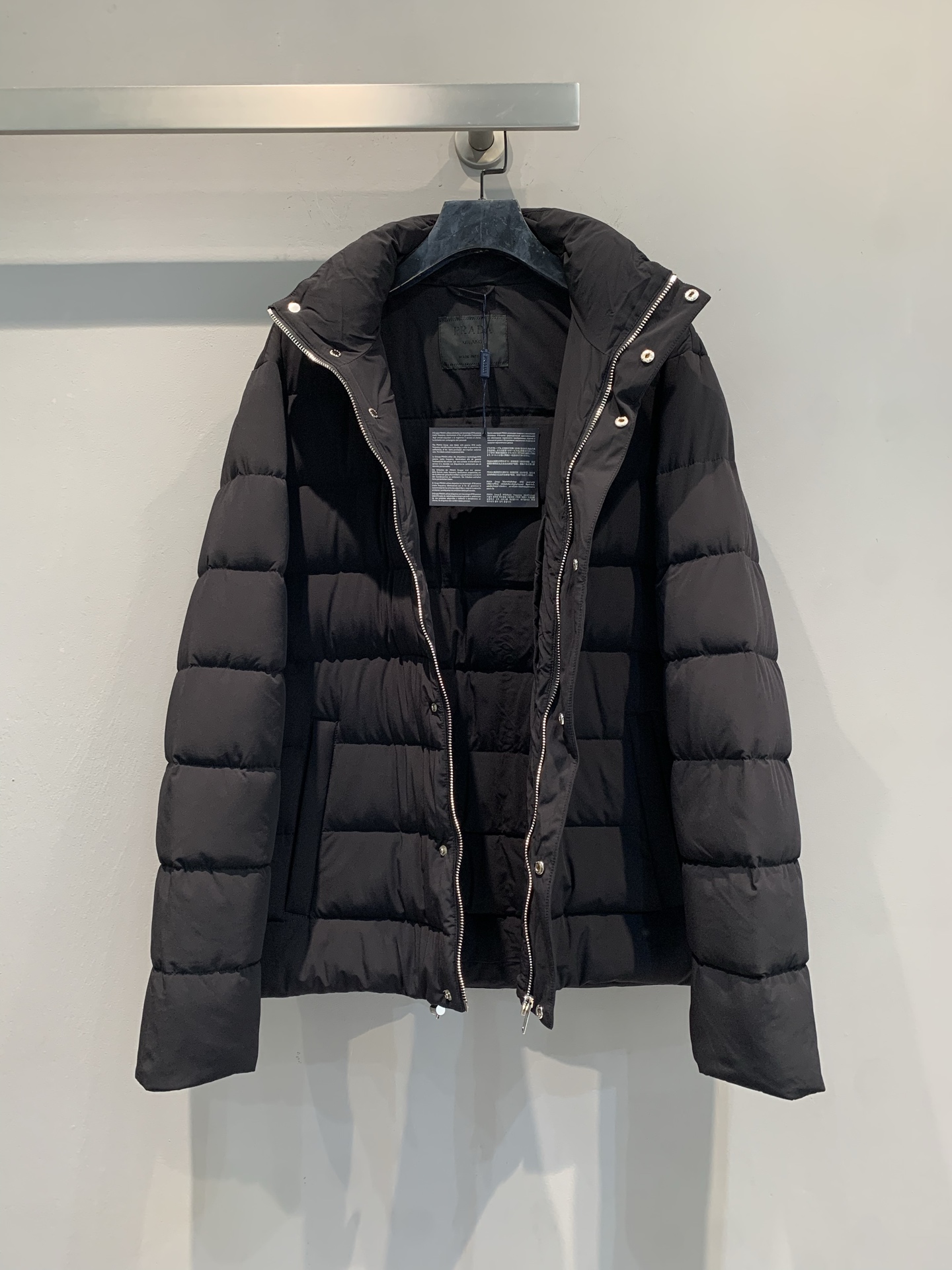 新款🔥出货啦📢 Prad*2025秋冬新款三角标立领男款羽绒服，光泽面料，质感满分又轻便! 立领+拉链设