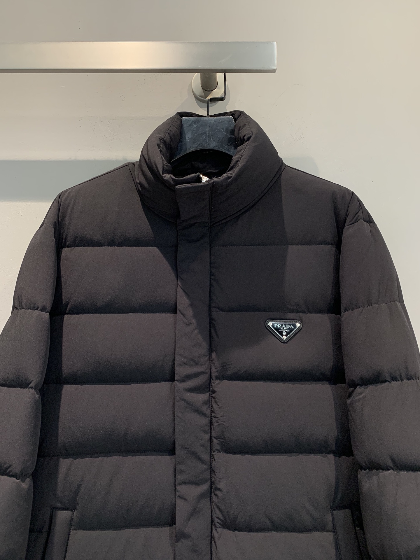 新款🔥出货啦📢 Prad*2025秋冬新款三角标立领男款羽绒服，光泽面料，质感满分又轻便! 立领+拉链设
