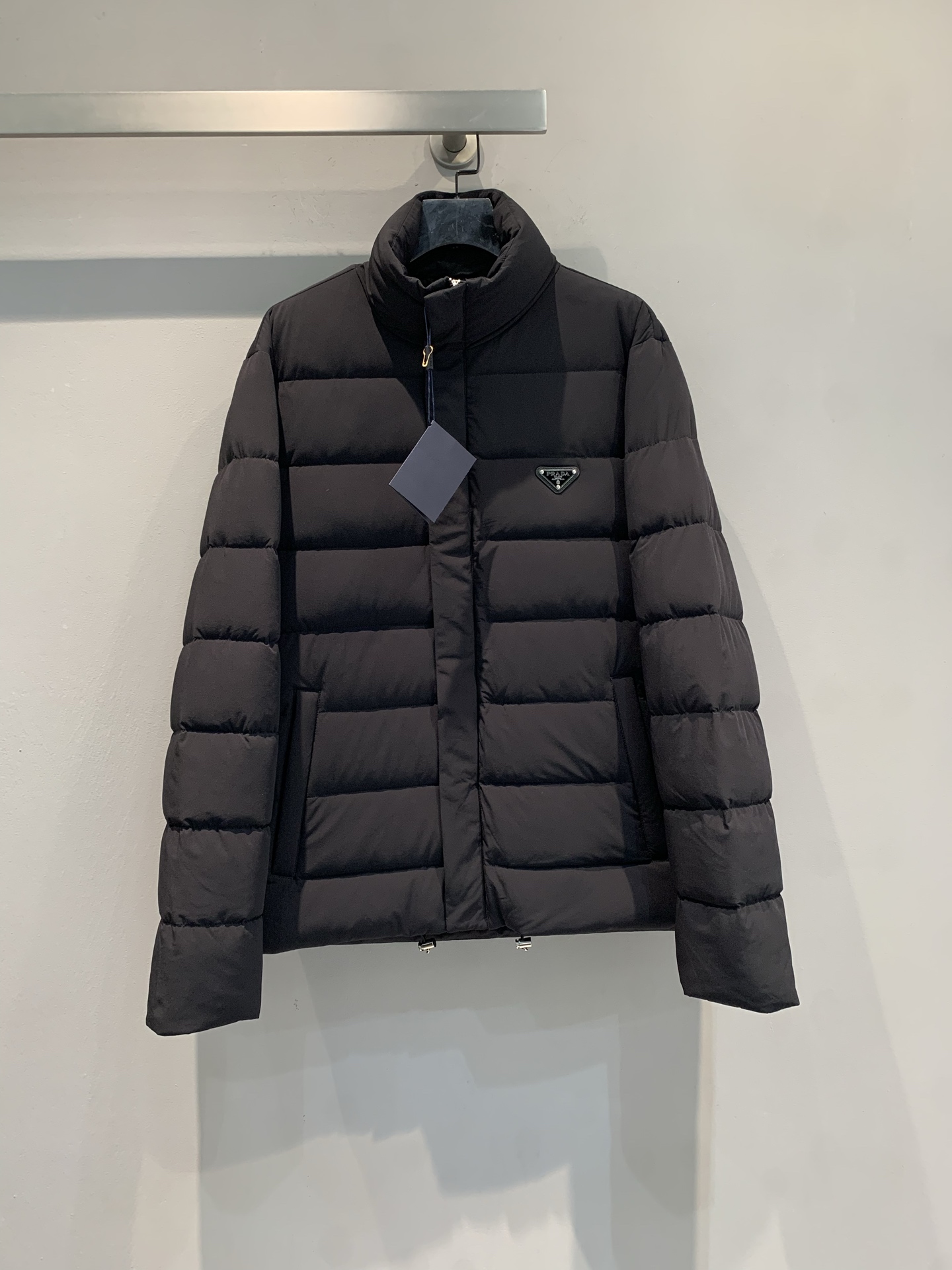 NO:576267,Equipped with dust bag, MPrad* 2025 new autumn and winter new triangle logo stand collar men's down jacket, glossy fabric, perfect texture and light weight! Stand collar + zipper design, high warmth retention, very suitable for winter wear. Filled with high-quality duck down, light and not bulky, suitable for commuting or outdoor. Classic triangle logo on the front, low-key and recognizable. The overall tailoring is neat, and it is also very fashionable to wear in northern winter. It refuses to be heavy, practical and advanced!  Size SML,,prada,down jacket,alexander wang19860909配防尘袋新款出货啦MPrad*2025秋冬新款三角标立领男款羽绒服,光泽面料,质感满分又轻便! 立领+拉链设计,保暖力UP,冬天穿超合适.填充高品质鸭绒,轻盈不臃肿,通勤或户外都OK.正面经典三角标,低调又有辨识度计.整体剪裁利落,北方冬天穿也很时髦,拒绝厚重感,实用又高级! 码数SML,,prada,down jacket,alexander wang,Women's clothing