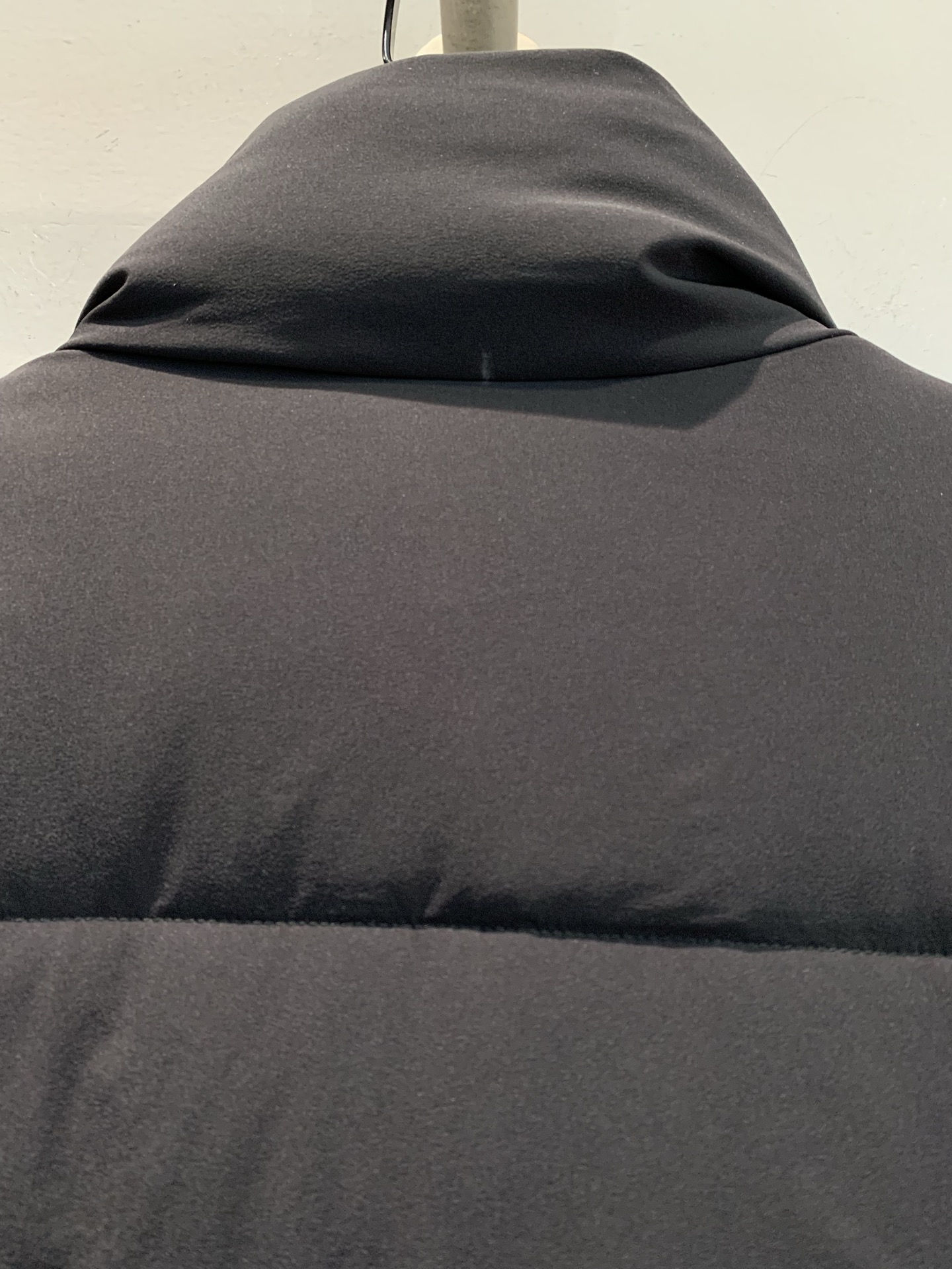 新款🔥出货啦📢 Prad*2025秋冬新款三角标立领男款羽绒服，光泽面料，质感满分又轻便! 立领+拉链设