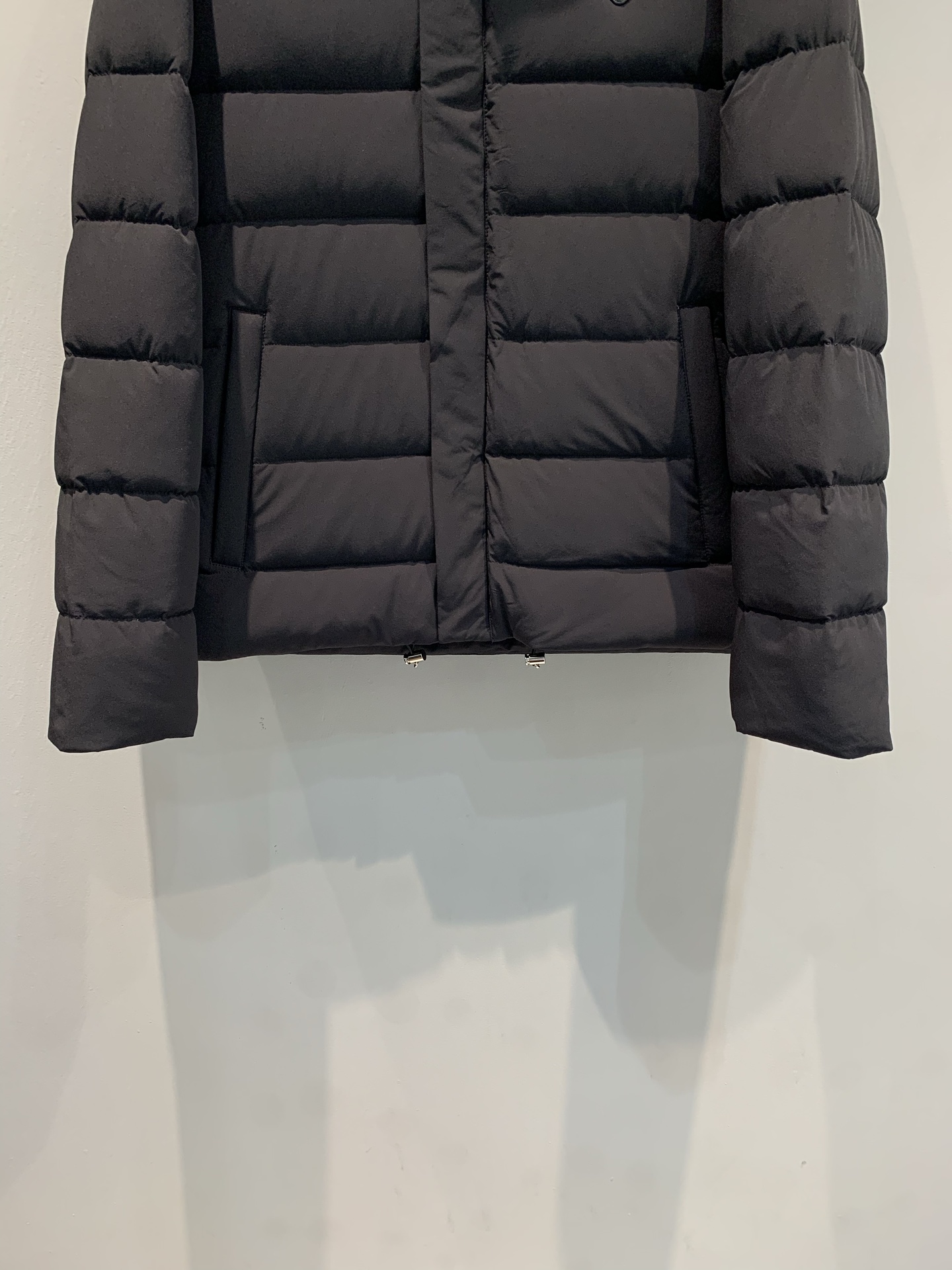 新款🔥出货啦📢 Prad*2025秋冬新款三角标立领男款羽绒服，光泽面料，质感满分又轻便! 立领+拉链设