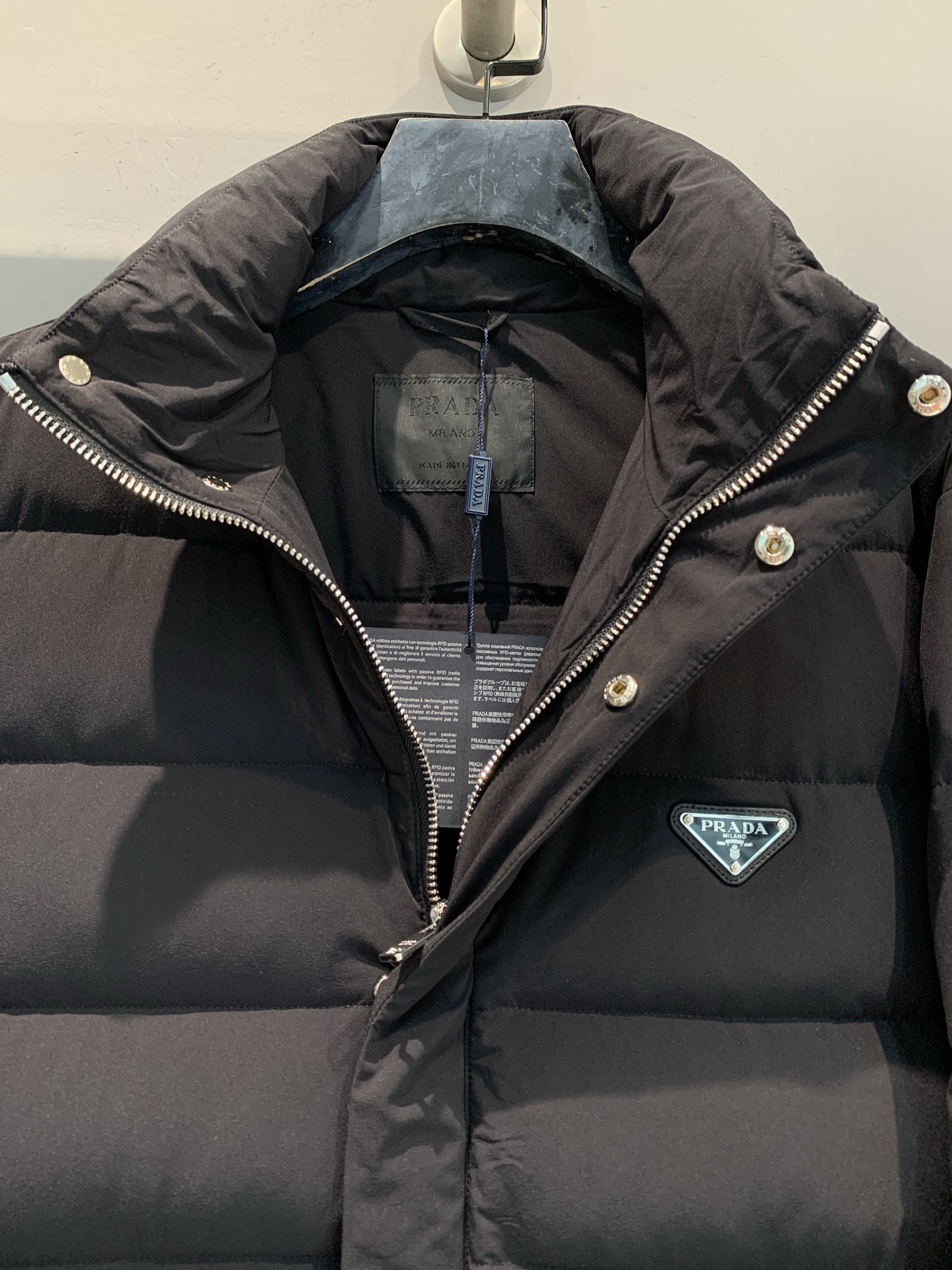 新款🔥出货啦📢 Prad*2025秋冬新款三角标立领男款羽绒服，光泽面料，质感满分又轻便! 立领+拉链设