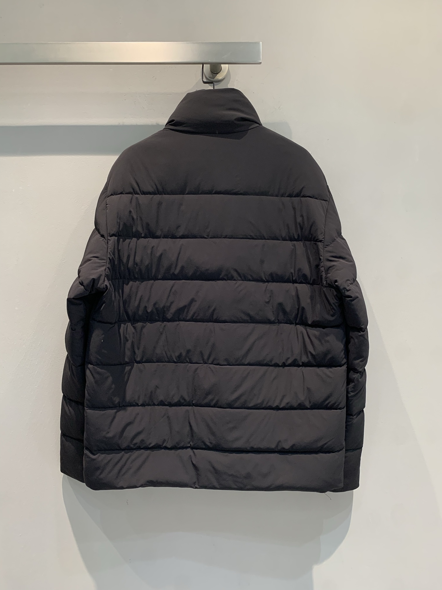 新款🔥出货啦📢 Prad*2025秋冬新款三角标立领男款羽绒服，光泽面料，质感满分又轻便! 立领+拉链设