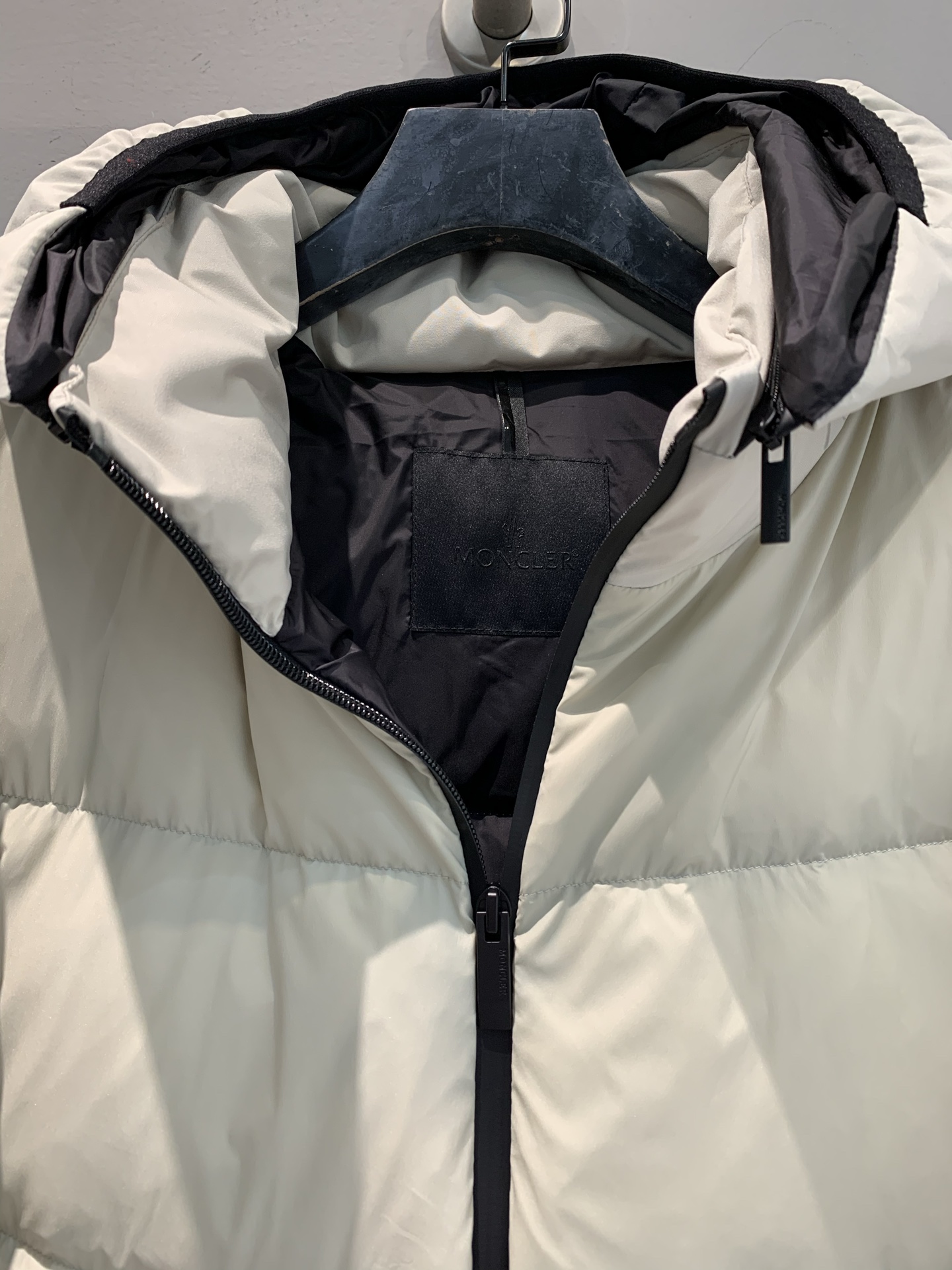 新款🔥出货啦📢 大货实拍 Moncle*2025秋冬新款男款黑标羽绒服，采用高品质鹅绒填充，保暖力满分!