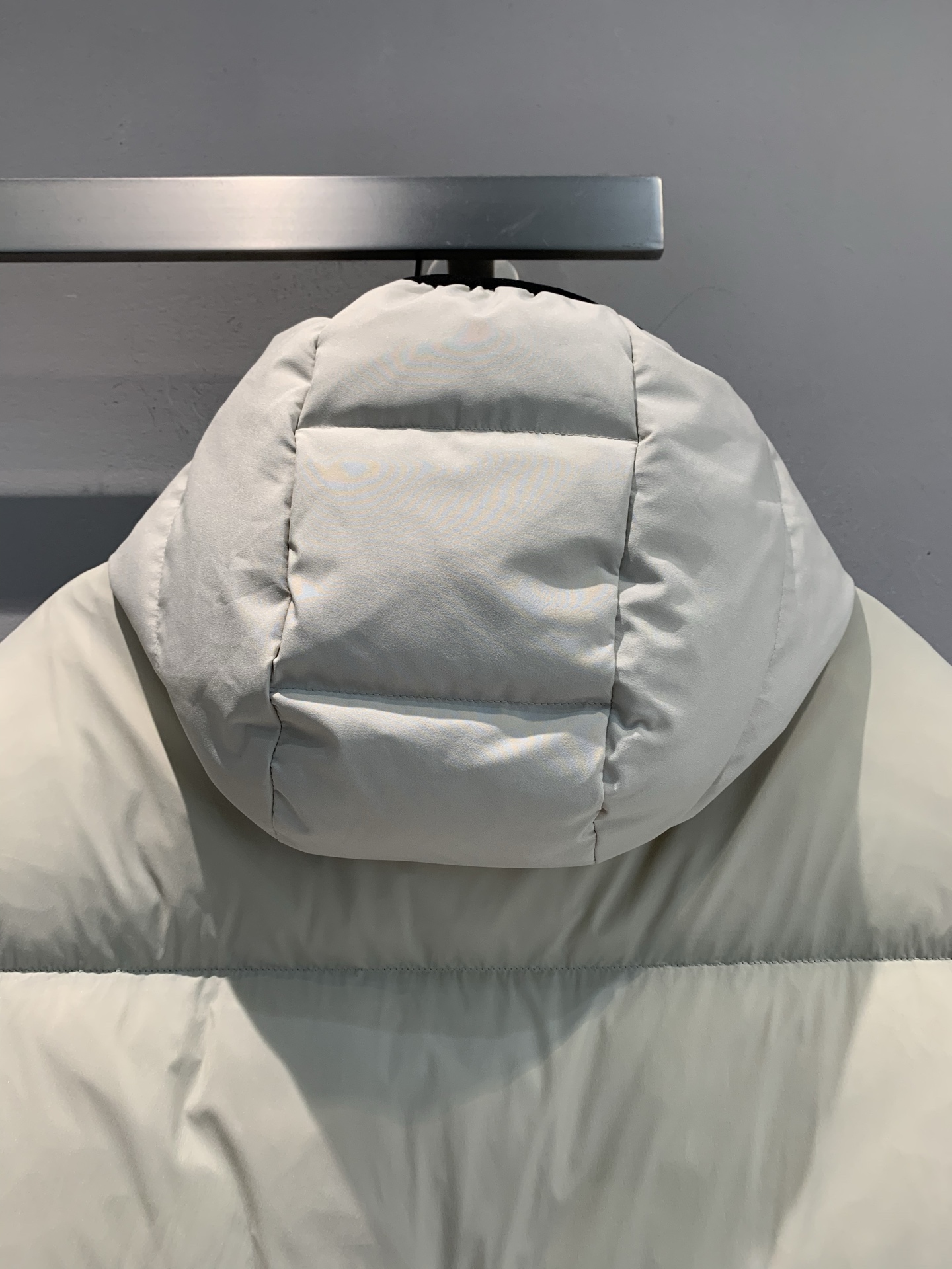 新款🔥出货啦📢 大货实拍 Moncle*2025秋冬新款男款黑标羽绒服，采用高品质鹅绒填充，保暖力满分!