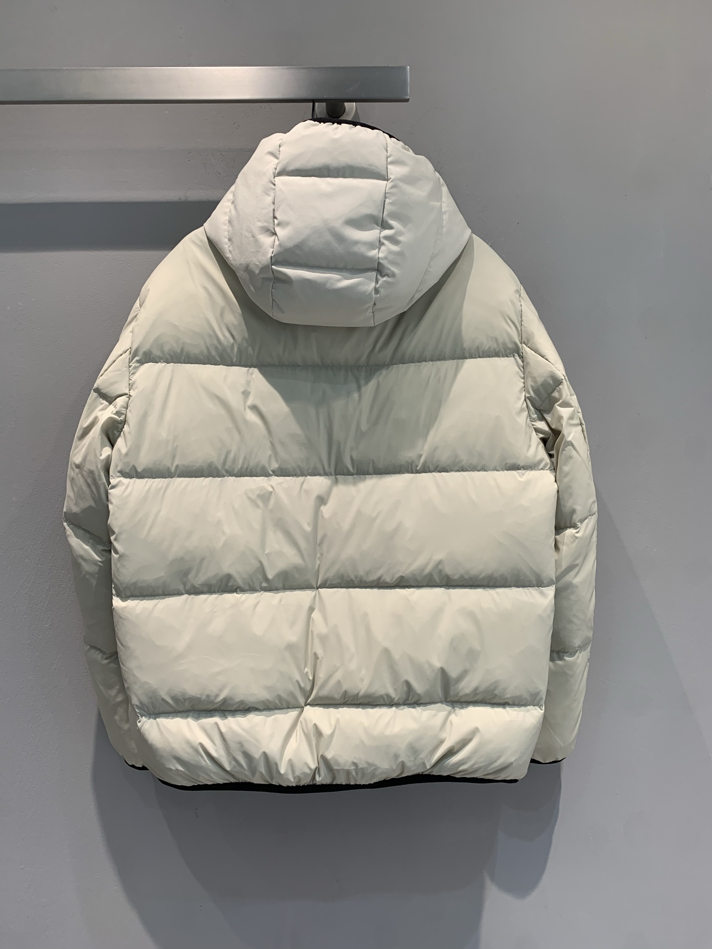 新款🔥出货啦📢 大货实拍 Moncle*2025秋冬新款男款黑标羽绒服，采用高品质鹅绒填充，保暖力满分!