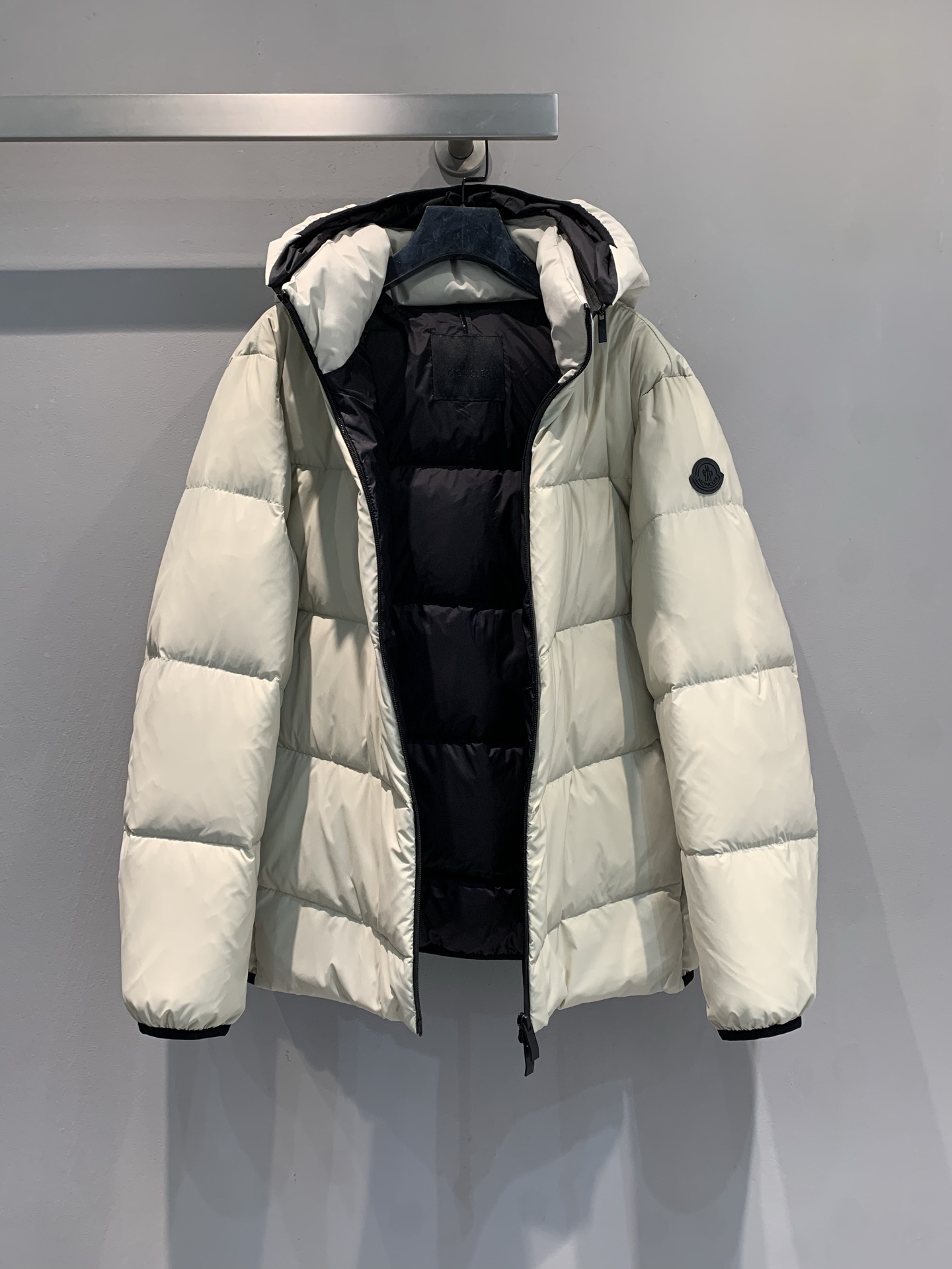 新款🔥出货啦📢 大货实拍 Moncle*2025秋冬新款男款黑标羽绒服，采用高品质鹅绒填充，保暖力满分!
