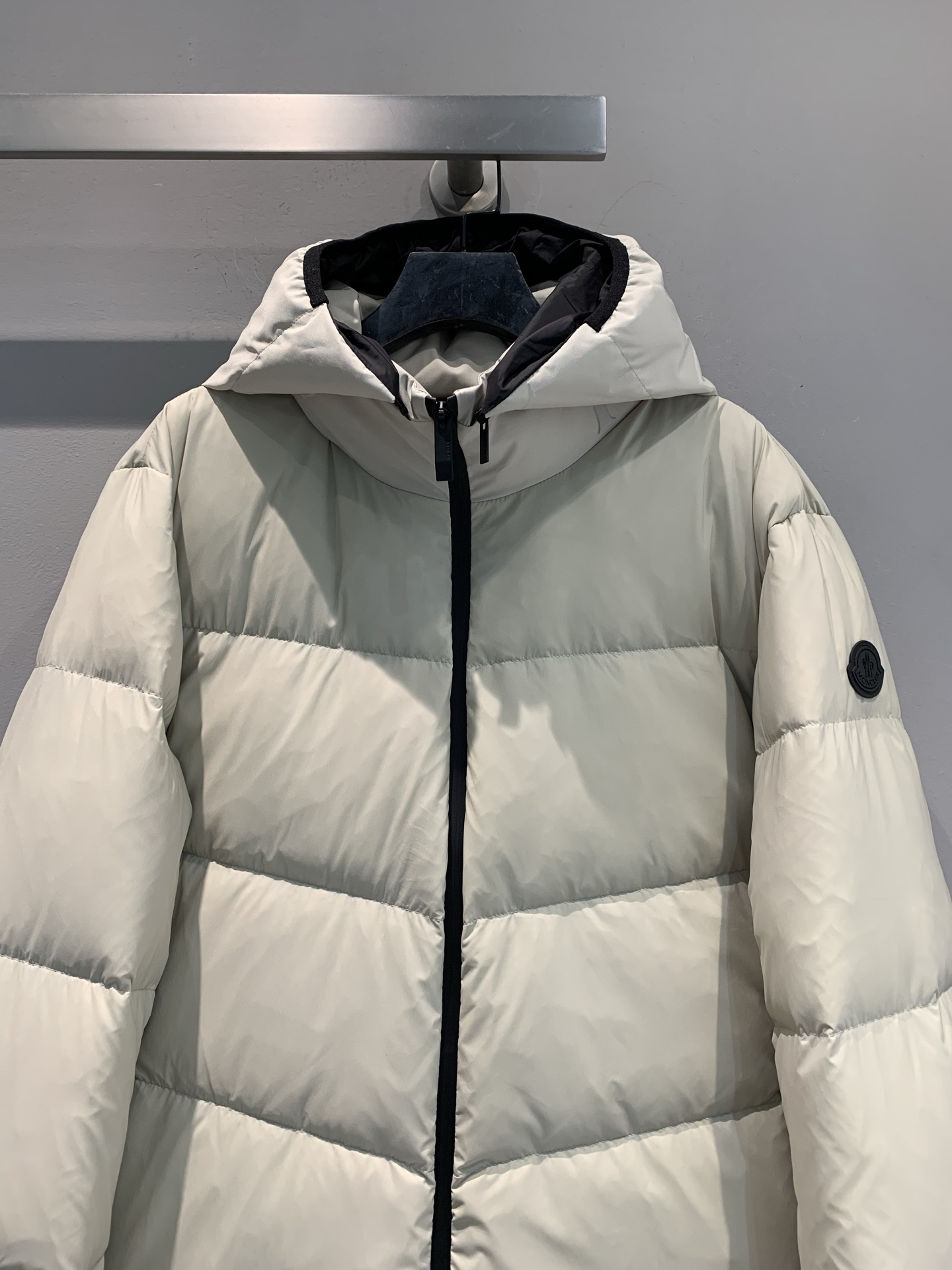 新款🔥出货啦📢 大货实拍 Moncle*2025秋冬新款男款黑标羽绒服，采用高品质鹅绒填充，保暖力满分!