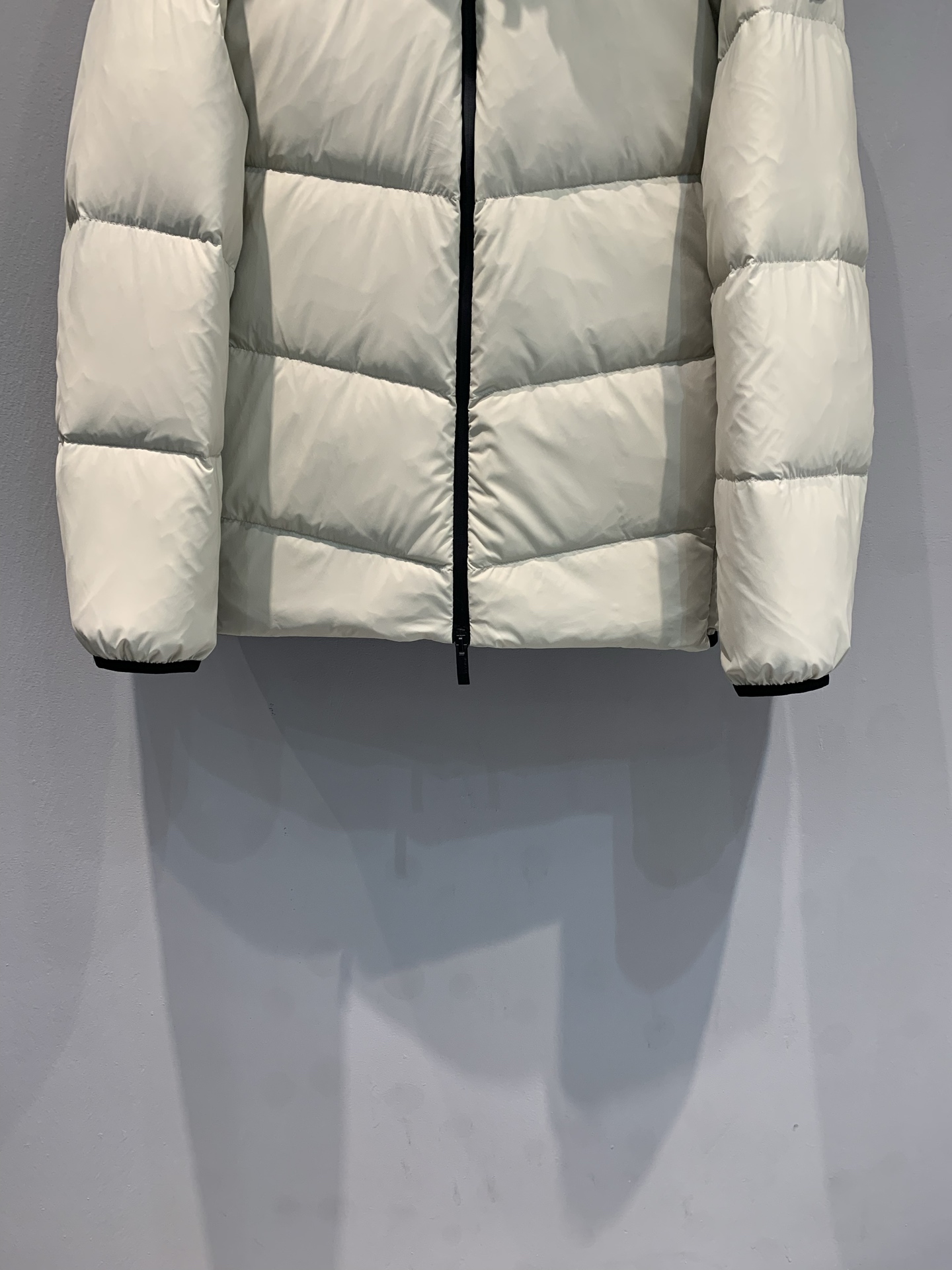 新款🔥出货啦📢 大货实拍 Moncle*2025秋冬新款男款黑标羽绒服，采用高品质鹅绒填充，保暖力满分!