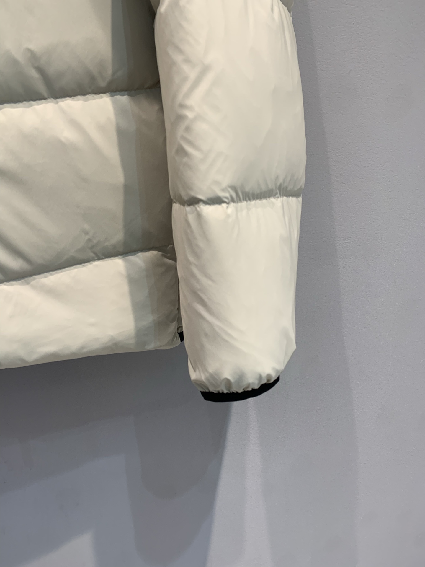 新款🔥出货啦📢 大货实拍 Moncle*2025秋冬新款男款黑标羽绒服，采用高品质鹅绒填充，保暖力满分!