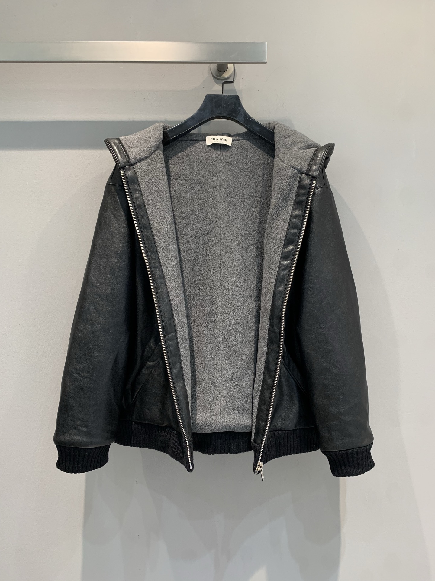 新款🔥出货啦📢 Miumi*2025秋冬新款复古学院风连帽皮衣外套，外层选用高品质小羊皮，柔软细腻，内里