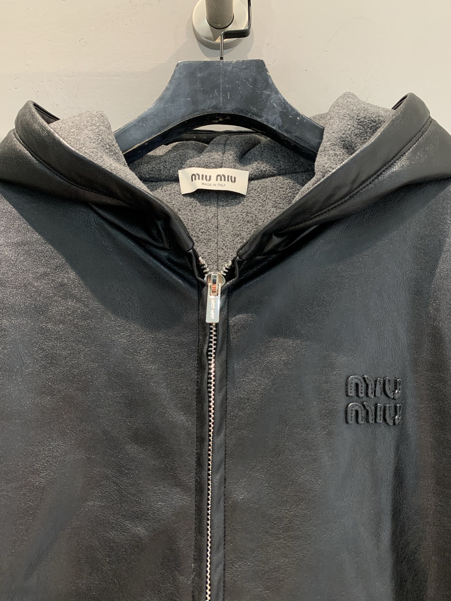 新款🔥出货啦📢 Miumi*2025秋冬新款复古学院风连帽皮衣外套，外层选用高品质小羊皮，柔软细腻，内里