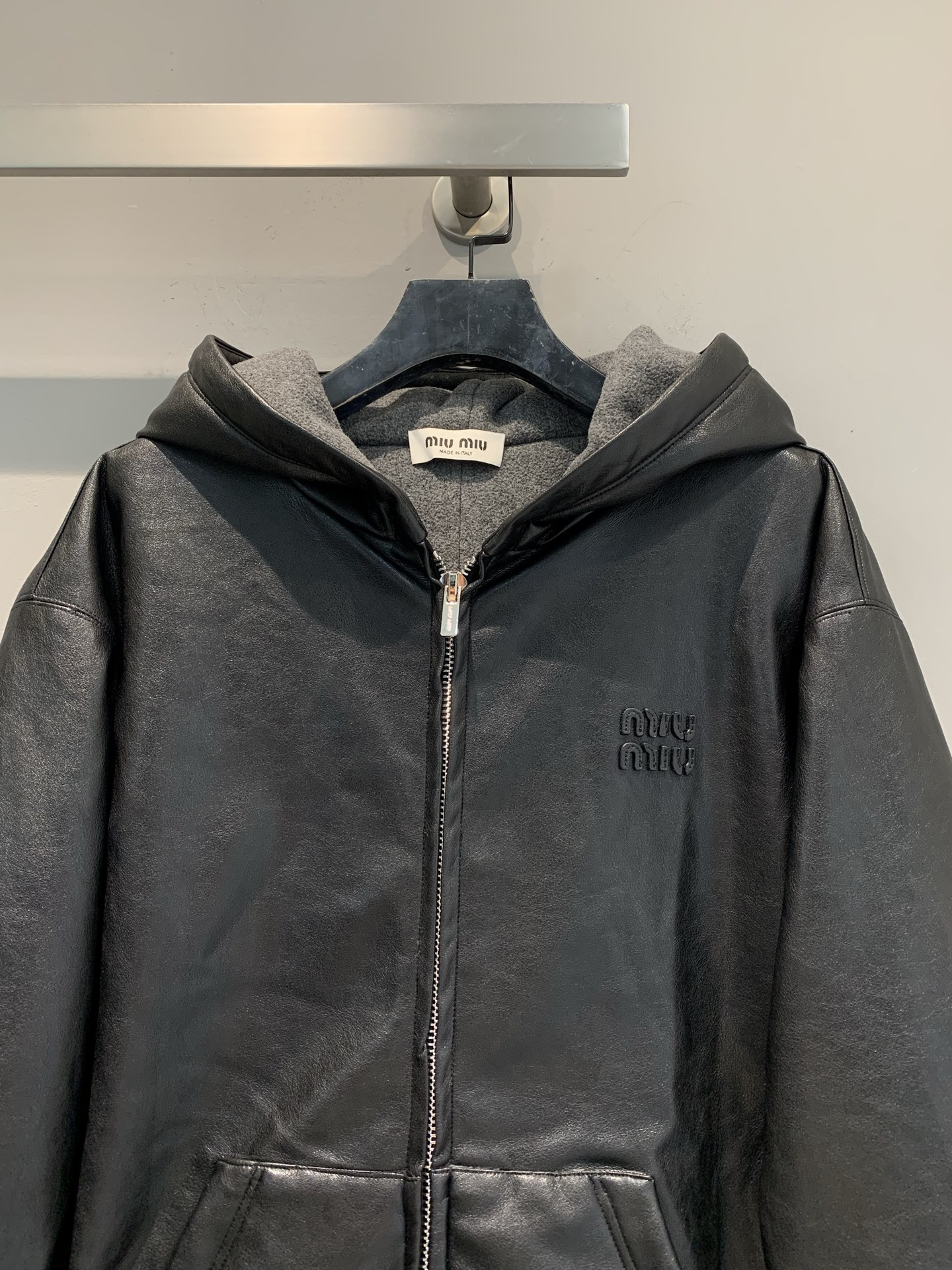 新款🔥出货啦📢 Miumi*2025秋冬新款复古学院风连帽皮衣外套，外层选用高品质小羊皮，柔软细腻，内里