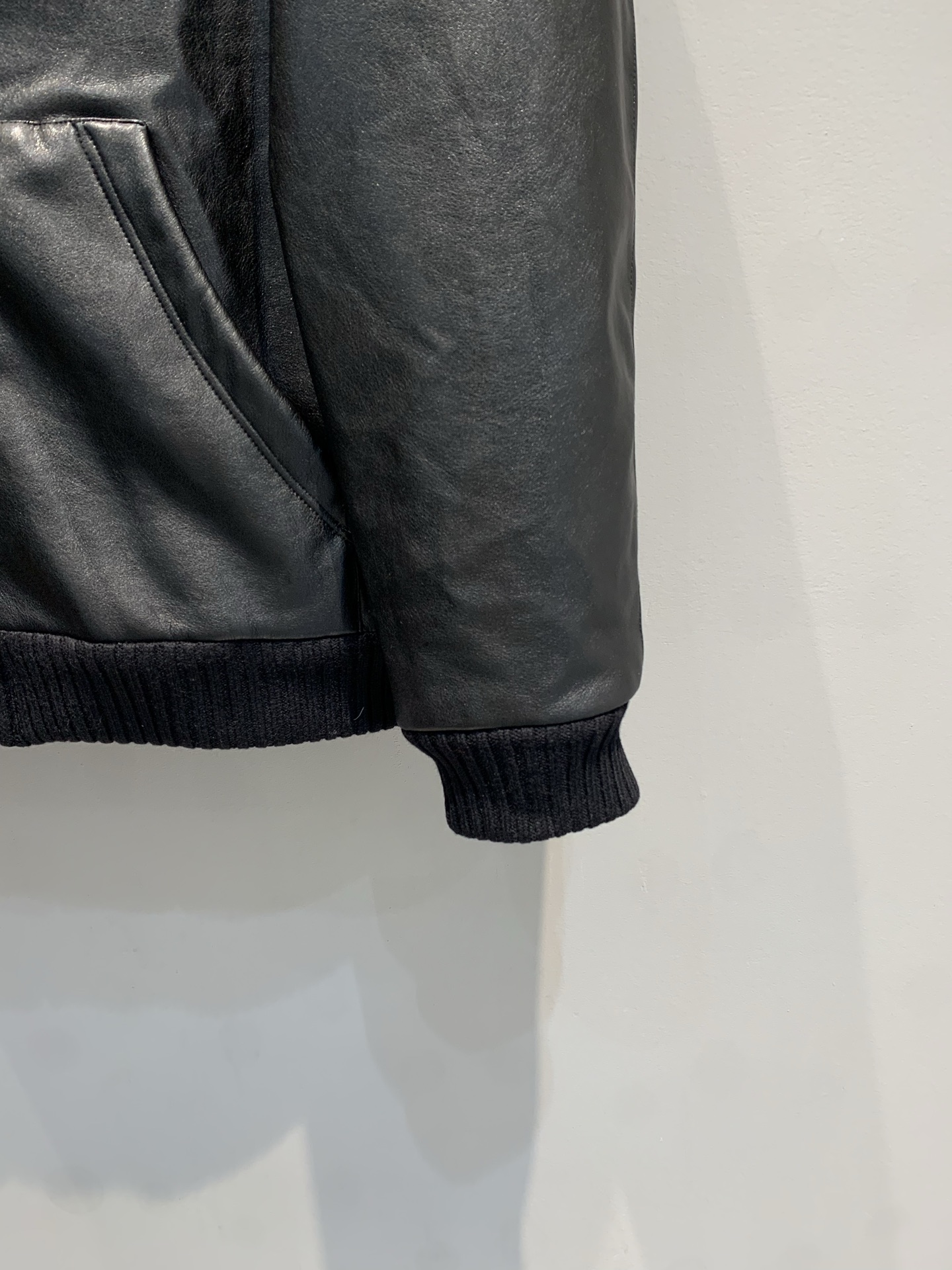 新款🔥出货啦📢 Miumi*2025秋冬新款复古学院风连帽皮衣外套，外层选用高品质小羊皮，柔软细腻，内里