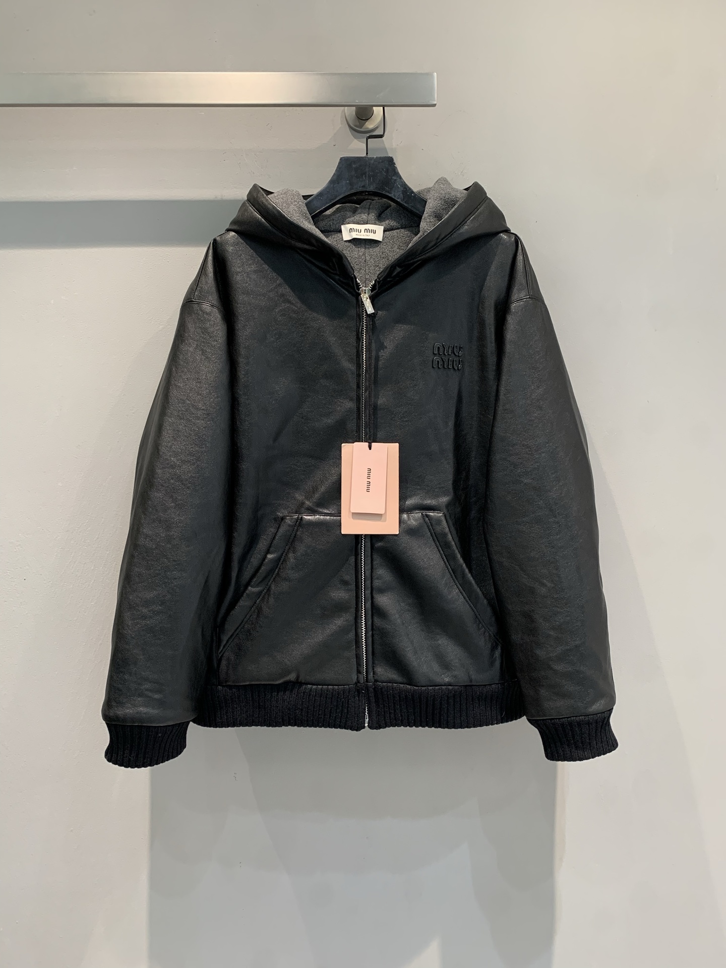 新款🔥出货啦📢 Miumi*2025秋冬新款复古学院风连帽皮衣外套，外层选用高品质小羊皮，柔软细腻，内里