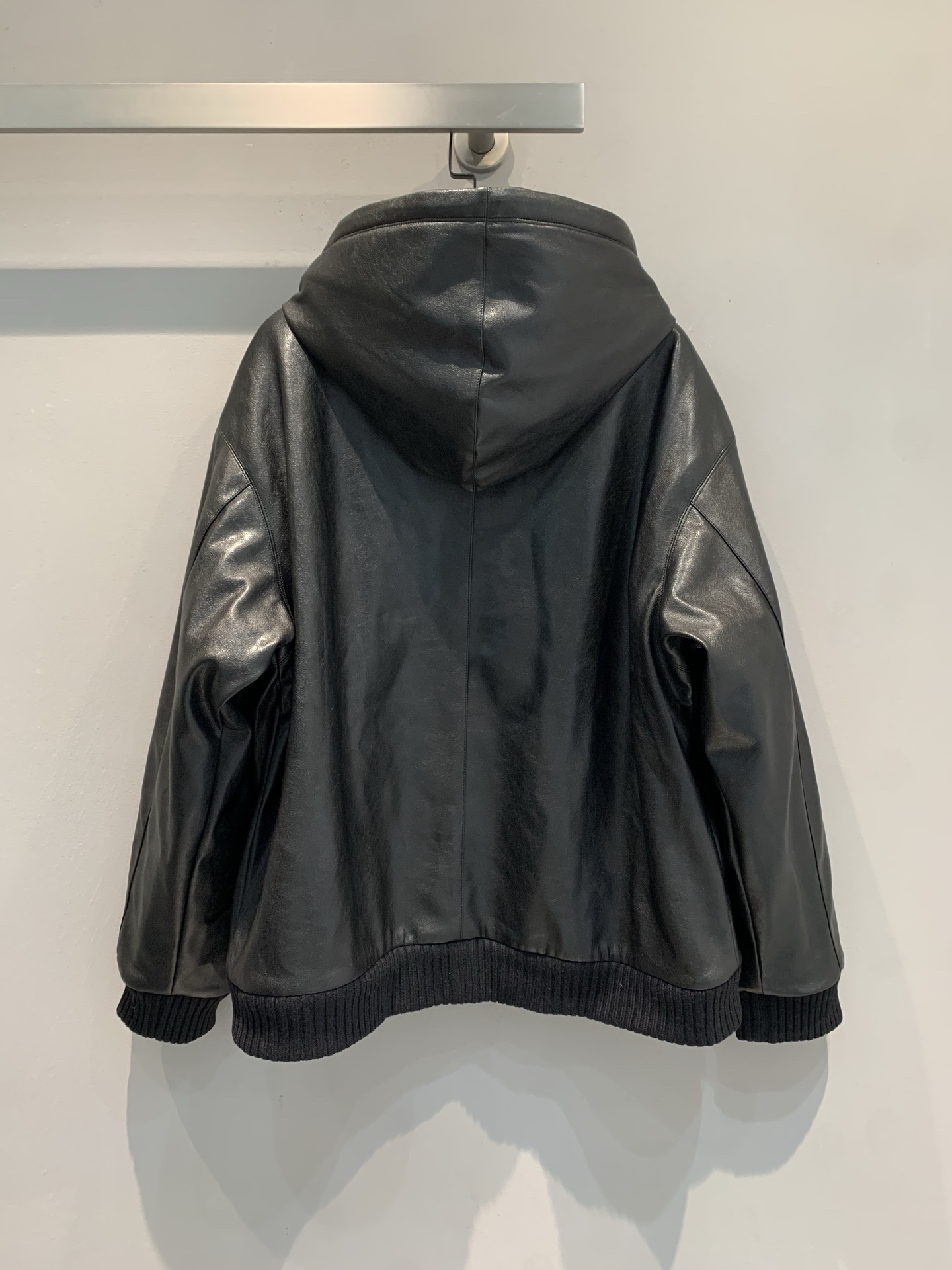 新款🔥出货啦📢 Miumi*2025秋冬新款复古学院风连帽皮衣外套，外层选用高品质小羊皮，柔软细腻，内里