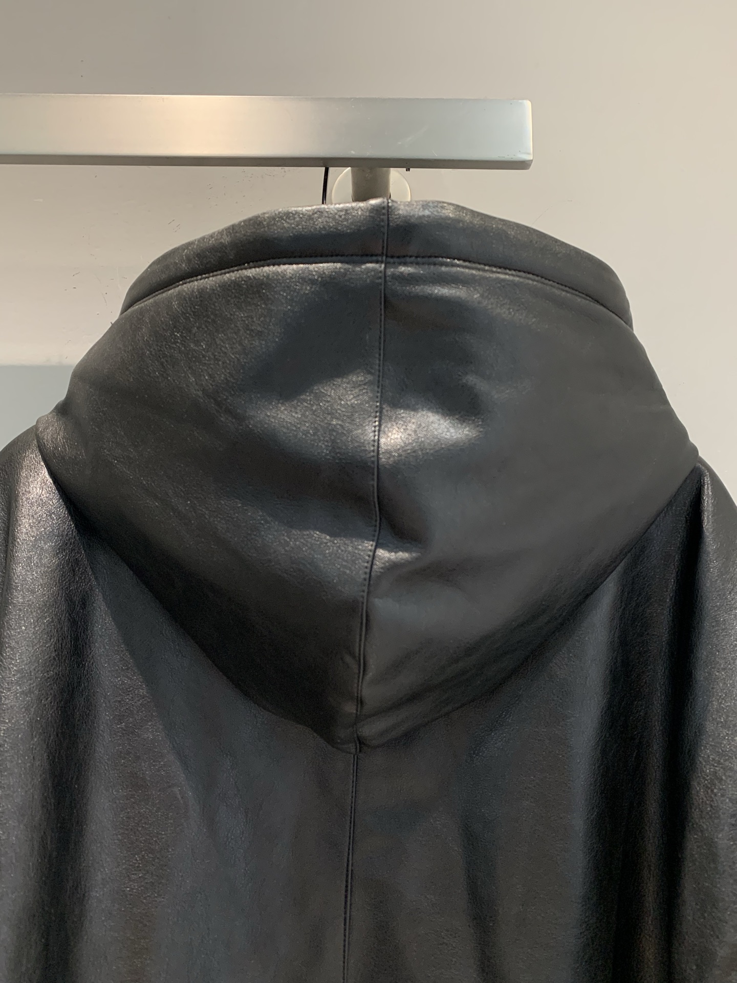 新款🔥出货啦📢 Miumi*2025秋冬新款复古学院风连帽皮衣外套，外层选用高品质小羊皮，柔软细腻，内里