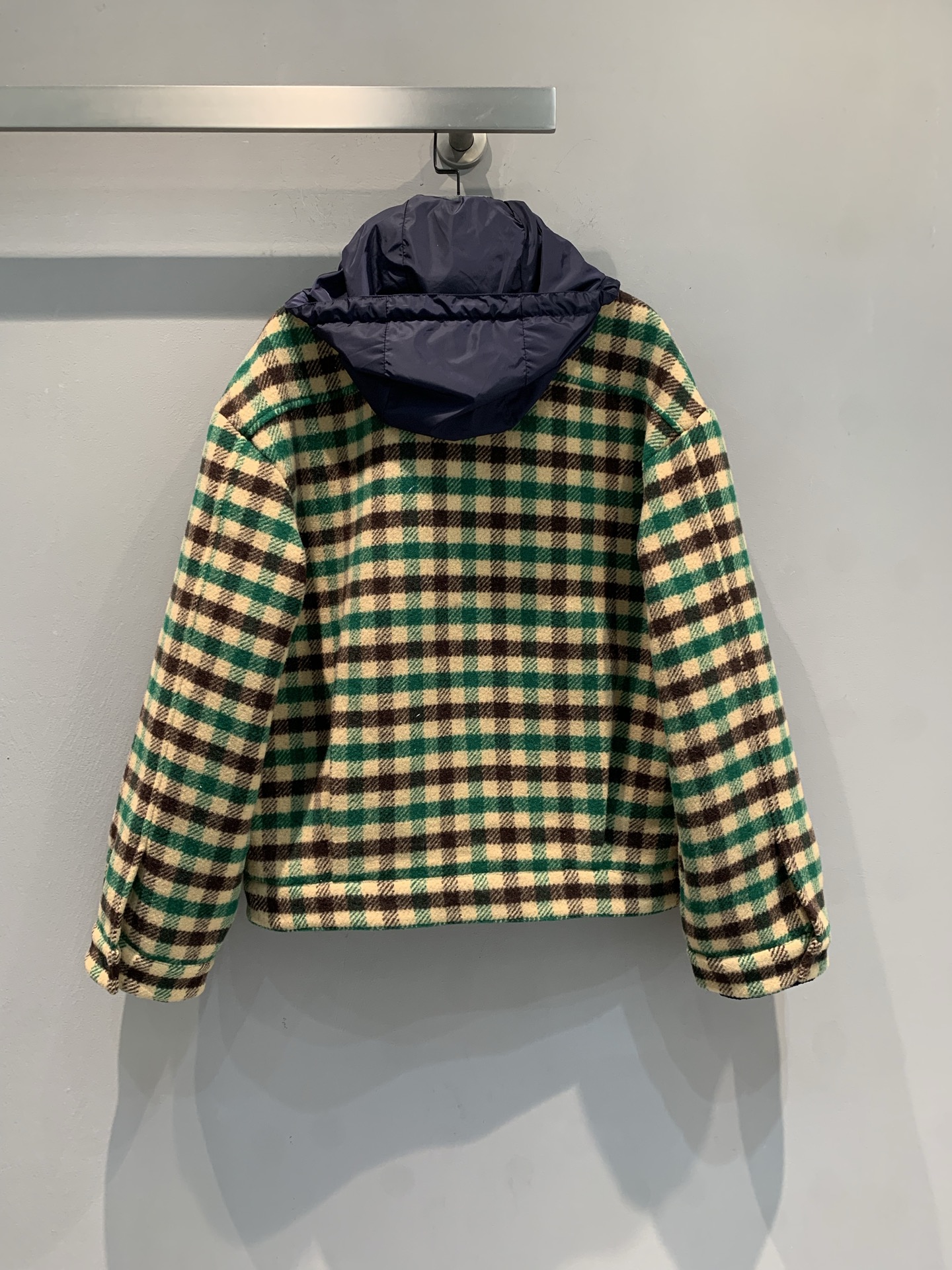 新款🔥出货啦📢 miumi*2025秋冬新款时髦复古棕绿格纹连帽外套，羊毛材质+尼龙帽拼接，复古又实用!