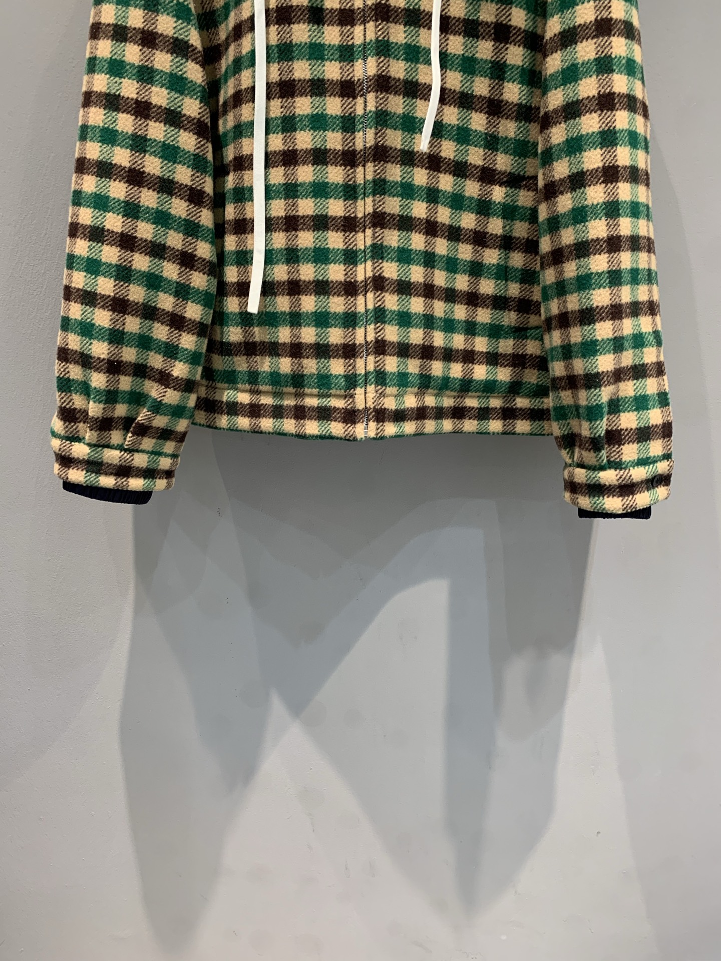 新款🔥出货啦📢 miumi*2025秋冬新款时髦复古棕绿格纹连帽外套，羊毛材质+尼龙帽拼接，复古又实用!