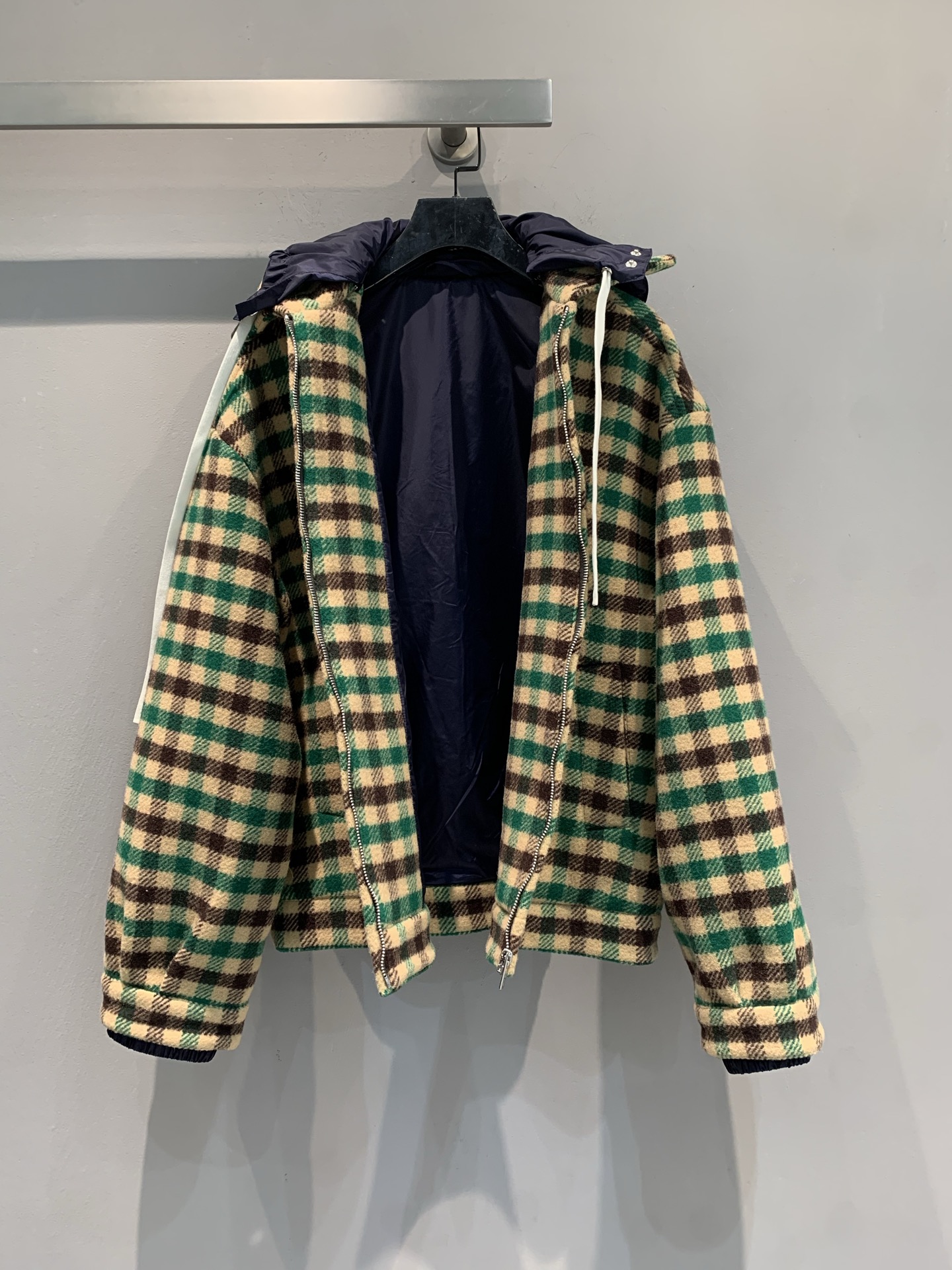 新款🔥出货啦📢 miumi*2025秋冬新款时髦复古棕绿格纹连帽外套，羊毛材质+尼龙帽拼接，复古又实用!