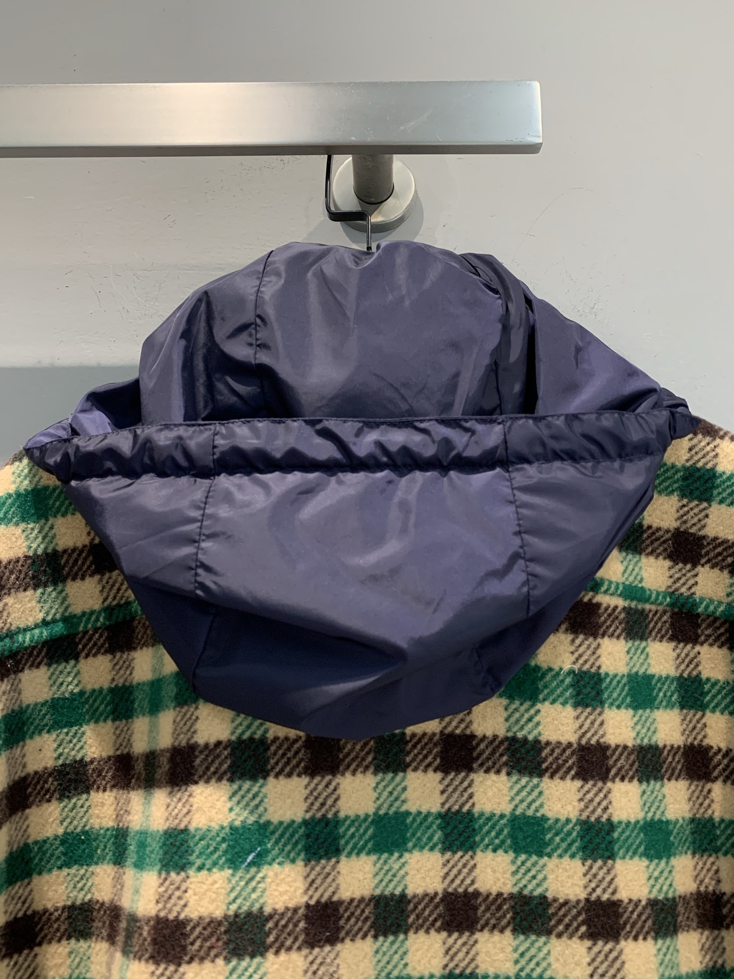 新款🔥出货啦📢 miumi*2025秋冬新款时髦复古棕绿格纹连帽外套，羊毛材质+尼龙帽拼接，复古又实用!