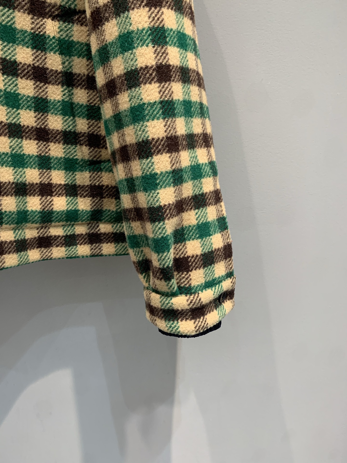 新款🔥出货啦📢 miumi*2025秋冬新款时髦复古棕绿格纹连帽外套，羊毛材质+尼龙帽拼接，复古又实用!