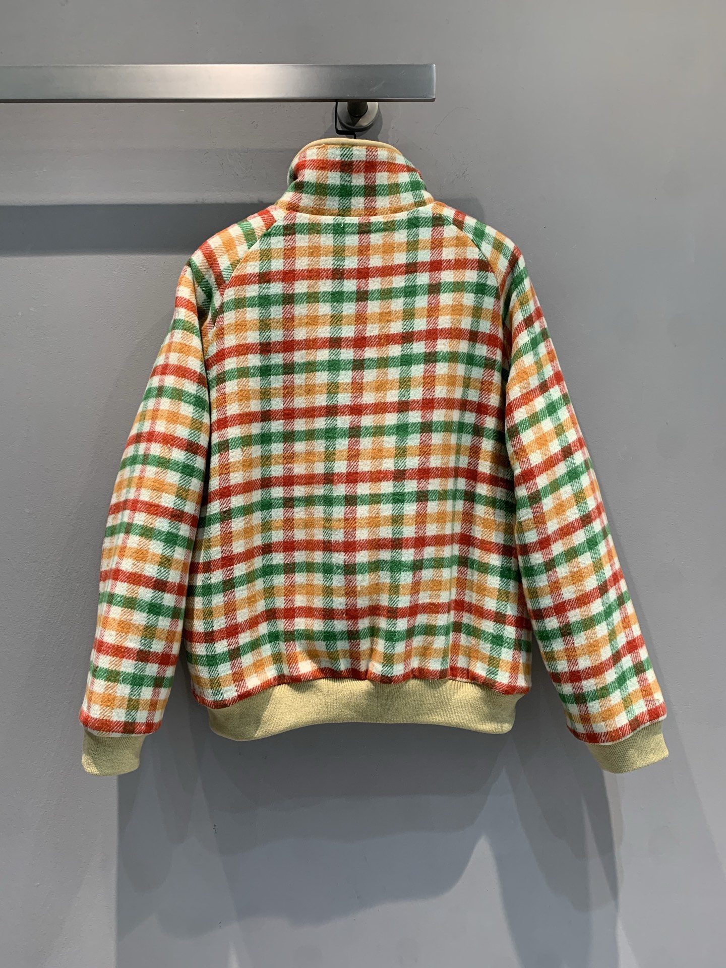 新款🔥出货啦📢 Miumi*2025秋冬新款复古时髦彩色格纹羊羔毛外套，复古格纹+羊羔毛内里，温暖又时髦