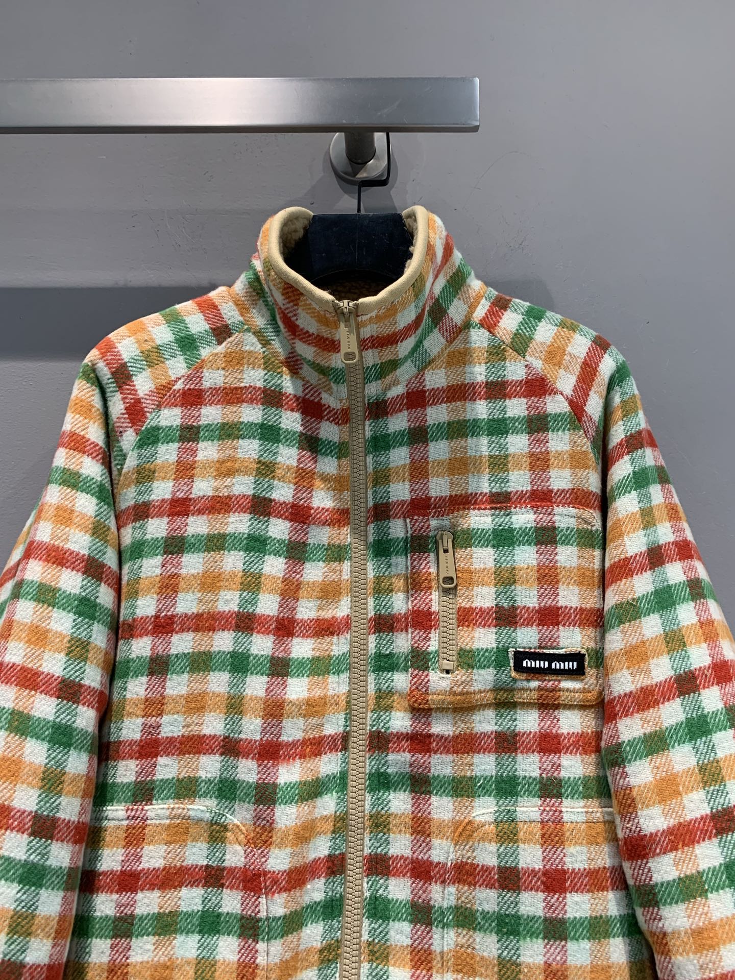 新款🔥出货啦📢 Miumi*2025秋冬新款复古时髦彩色格纹羊羔毛外套，复古格纹+羊羔毛内里，温暖又时髦