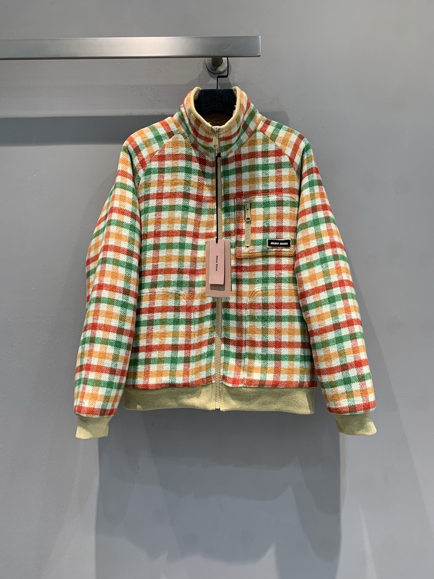 新款🔥出货啦📢 Miumi*2025秋冬新款复古时髦彩色格纹羊羔毛外套，复古格纹+羊羔毛内里，温暖又时髦