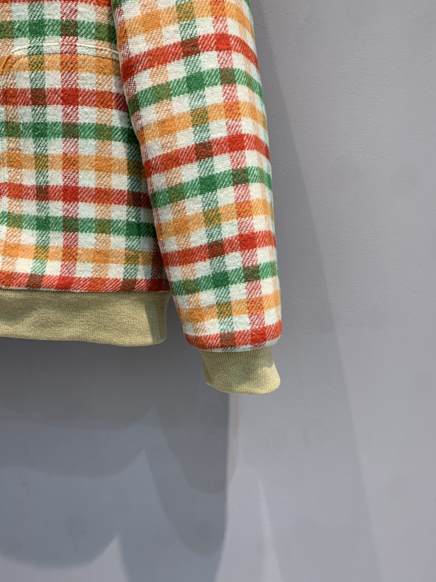 新款🔥出货啦📢 Miumi*2025秋冬新款复古时髦彩色格纹羊羔毛外套，复古格纹+羊羔毛内里，温暖又时髦