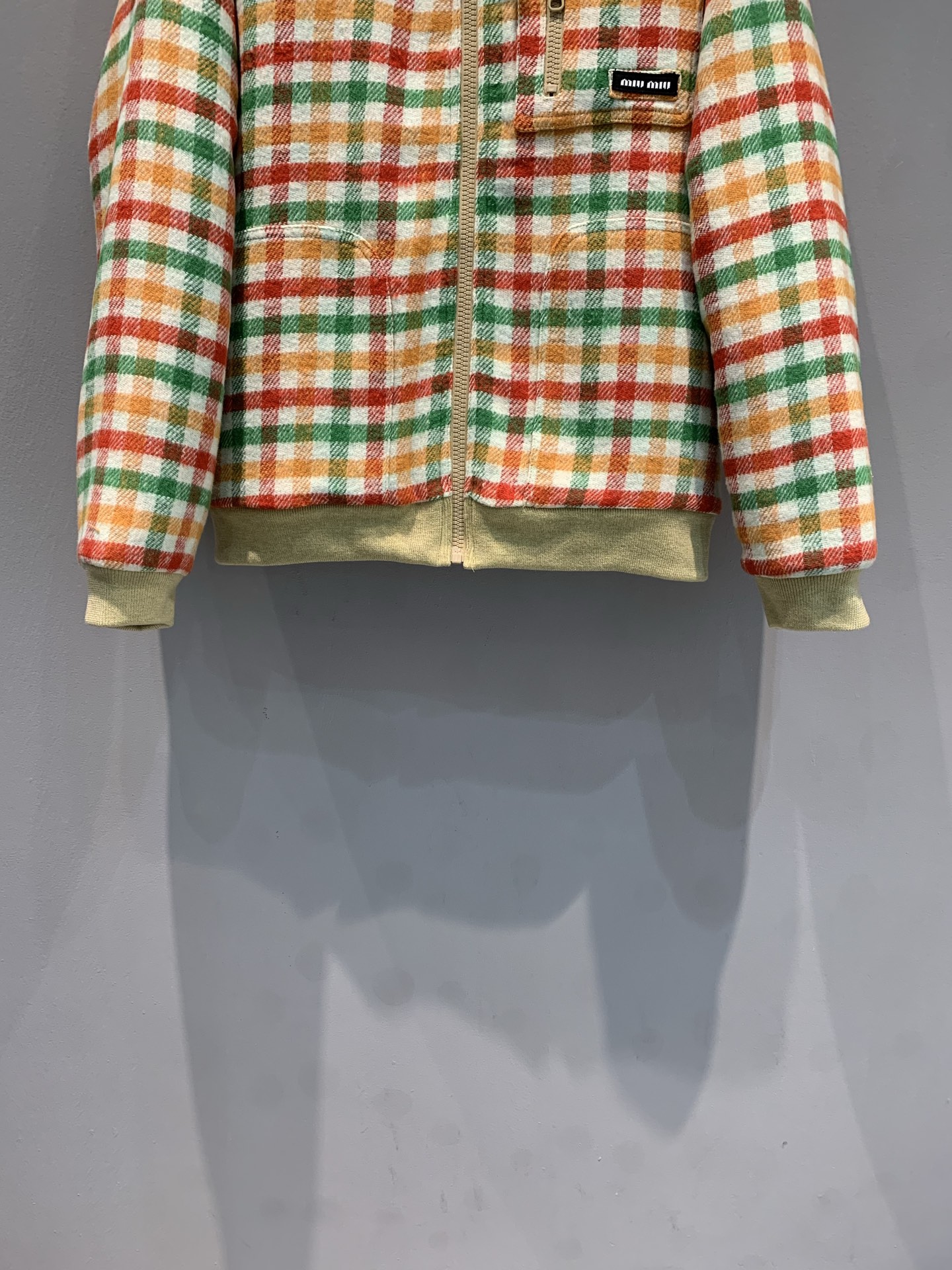 新款🔥出货啦📢 Miumi*2025秋冬新款复古时髦彩色格纹羊羔毛外套，复古格纹+羊羔毛内里，温暖又时髦