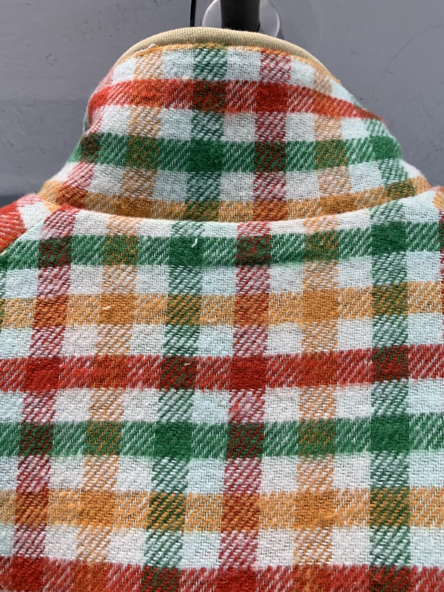 新款🔥出货啦📢 Miumi*2025秋冬新款复古时髦彩色格纹羊羔毛外套，复古格纹+羊羔毛内里，温暖又时髦